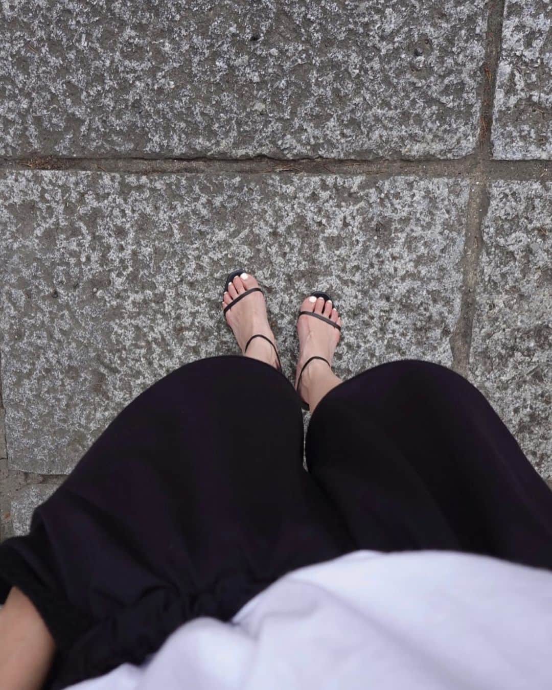 小嶋梨奈のインスタグラム：「新調サンダル👡 ここ数年、ずっと封印してた脚を最近やたら出している。 大人になったから逆にっていうのと えいっと1回と出してしまえば案外平気 あと涼しくて快適😂🙌  #大人」