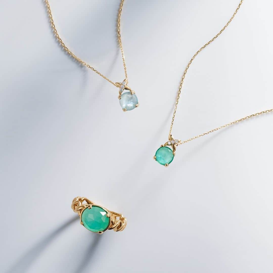 のインスタグラム：「. 50ans Première escales New Collection  カラーストーンを重ねたことで生まれる優しい色合いのジュエリー。 透明感のあるブルートパーズが光を透過し、瑞々しさが生まれます。  #vendomeaoyama #ヴァンドーム青山 #ヴァンドーム青山50ans #カラーストーンジュエリー  #カラーストーンネックレス  #necklace #ネックレス #リング #カラーストーンリング  #jewelry #accessory  #ジュエリー好きな人と繋がりたい  #お守りジュエリー #記念日ジュエリー #アニバーサリージュエリー #ご褒美ジュエリー」
