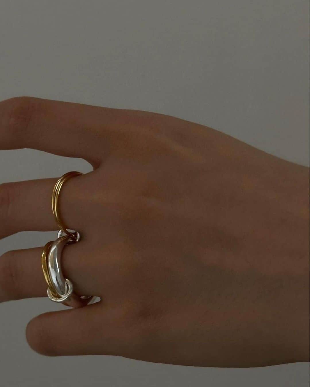 Icumi Oohamaさんのインスタグラム写真 - (Icumi OohamaInstagram)「@tres__collection  ［silver925］Layard Ring  全て重ねて1つのリングとして 2つを重ねて2本指で それぞれ分けて3本指で 3wayでお使いいただけるリング。  遊び心のあるLayard Ringをその日の気分に合わせて お楽しみください♩」6月7日 20時46分 - icumi___