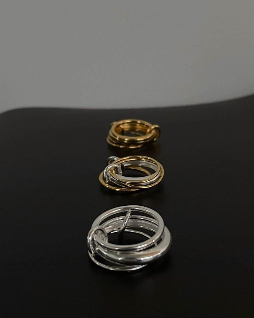 Icumi Oohamaのインスタグラム：「@tres__collection  ［silver925］Layard Ring  全て重ねて1つのリングとして 2つを重ねて2本指で それぞれ分けて3本指で 3wayでお使いいただけるリング。  遊び心のあるLayard Ringをその日の気分に合わせて お楽しみください♩」