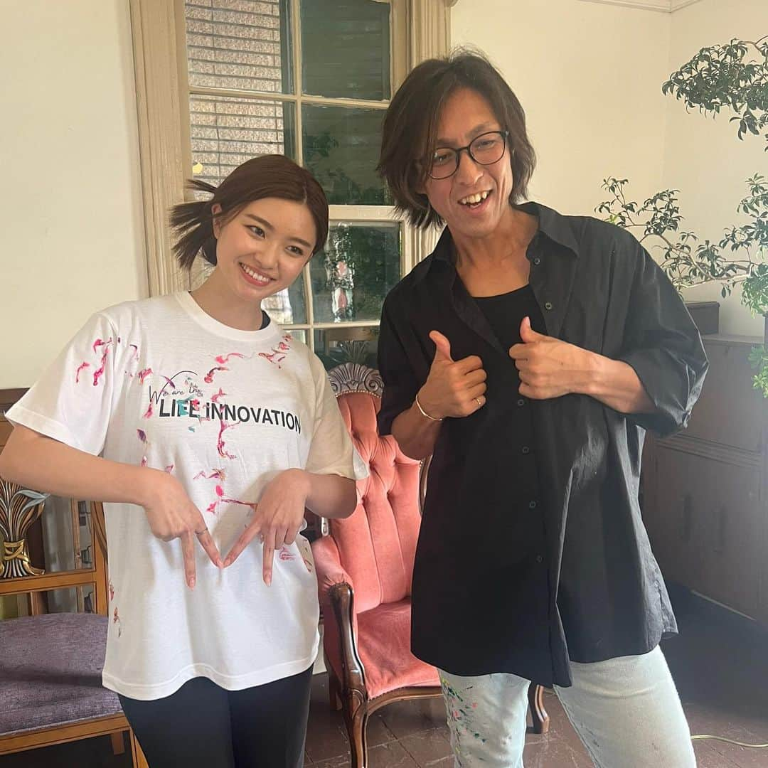 八軒あやねさんのインスタグラム写真 - (八軒あやねInstagram)「北野のメディウム邸にて @mediumtei  @mediumtei__atelier   6/25チャリティイベント MAKE MOVEMENTS @make_movements0625  で着るTシャツに @yamamoto.manabu.one.world  さんにアートしていただきました😊💕  ゴールド、ピンク、ブルー 沢山のカラーで可愛い☺️  ありがとうございました✨  #メディウム邸 #makemovements #龍神アート #チャリティイベント」6月7日 20時42分 - ayagram_8_