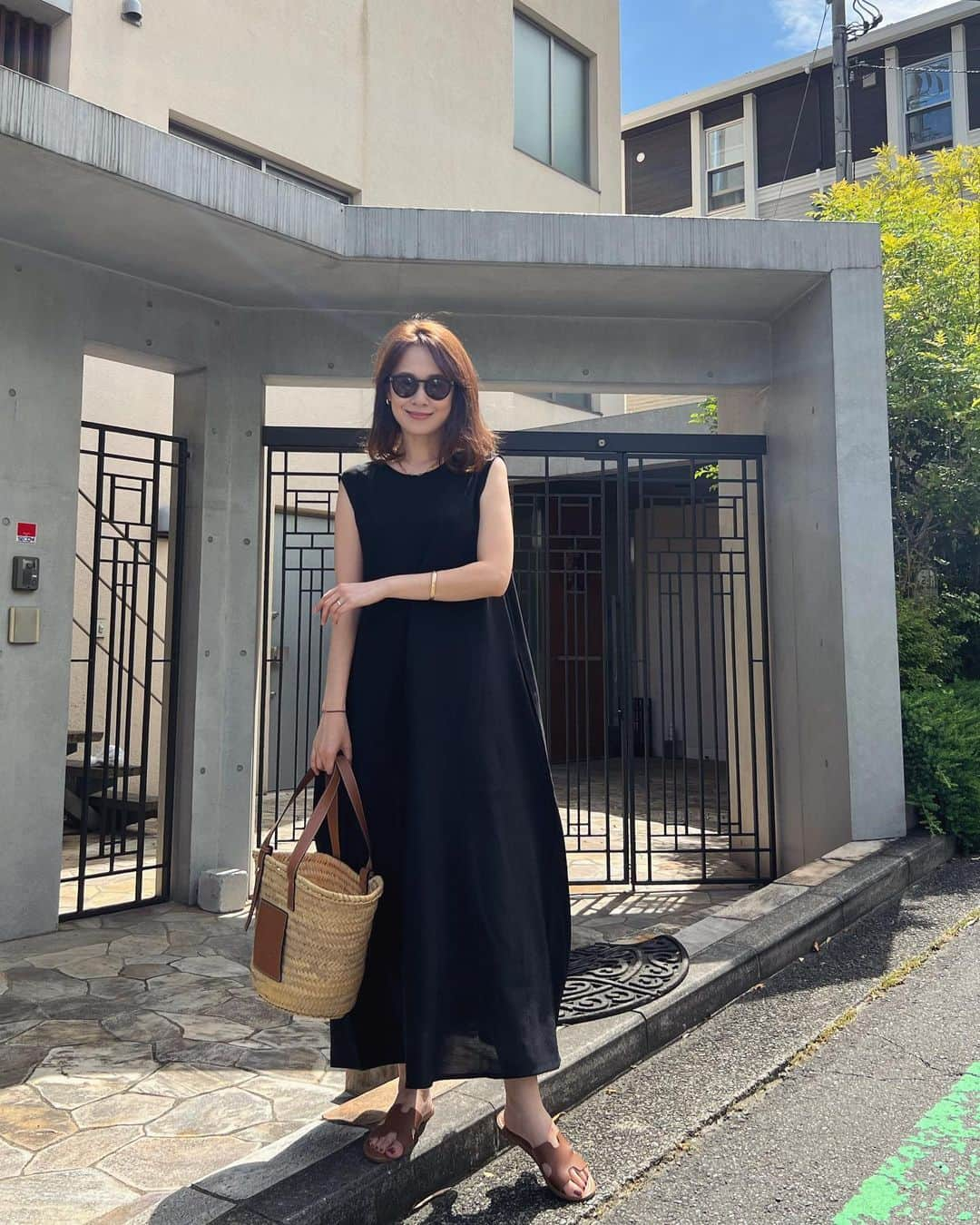 MAICOさんのインスタグラム写真 - (MAICOInstagram)「#outfit . . リネンライクなシンプルワンピース。 前後2wayで着られるから、着方によって雰囲気をガラリと変えられます☺️ 私はVネックをうしろにして着るのがお気に入りです！  さらりと着られるシンプルなワンピースは、夏に何枚あっても困らないアイテム🫶🏻  長さもしっかりあるのが嬉しいです✨ . . #urs_official #urs_styling #ユアーズ #リネンライク前後2wayフレアワンピース」6月7日 20時44分 - maico0327