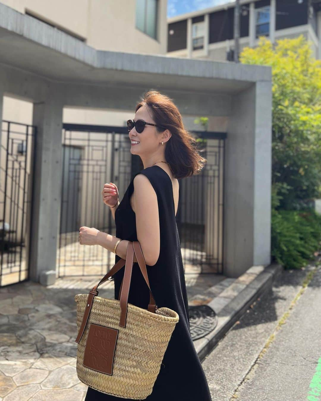 MAICOさんのインスタグラム写真 - (MAICOInstagram)「#outfit . . リネンライクなシンプルワンピース。 前後2wayで着られるから、着方によって雰囲気をガラリと変えられます☺️ 私はVネックをうしろにして着るのがお気に入りです！  さらりと着られるシンプルなワンピースは、夏に何枚あっても困らないアイテム🫶🏻  長さもしっかりあるのが嬉しいです✨ . . #urs_official #urs_styling #ユアーズ #リネンライク前後2wayフレアワンピース」6月7日 20時44分 - maico0327