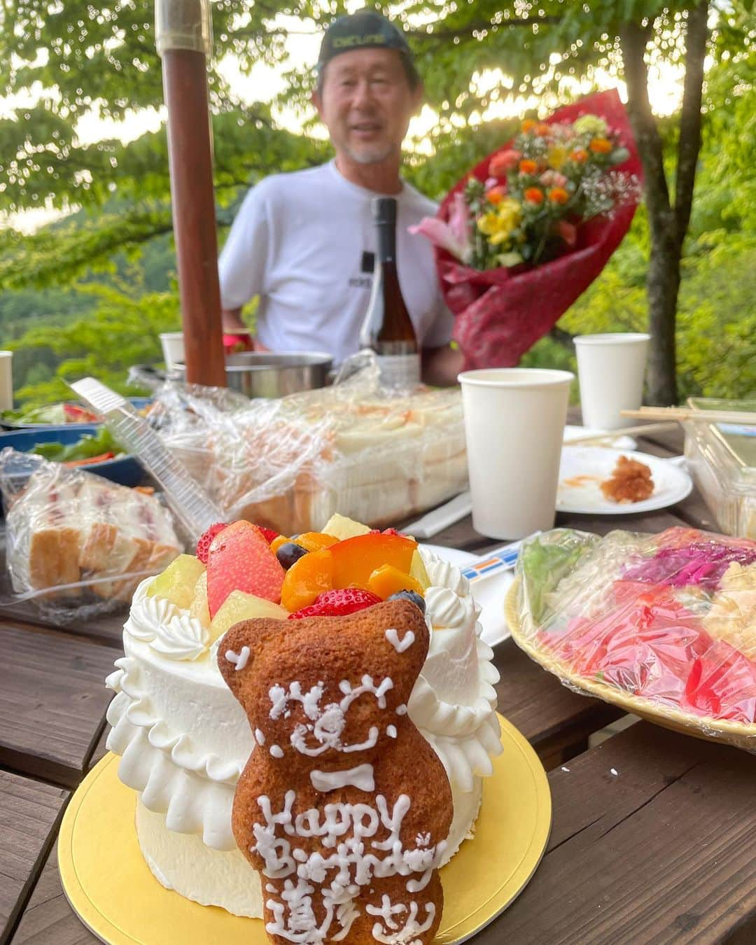 橋本志穂さんのインスタグラム写真 - (橋本志穂Instagram)「我らが浅野隊長 誕生日🎂  別荘地の愉快な仲間たちとお祝いしました。  私たち、パン屋で忙しいからさー 「浅野さんちでやろう」 「買い出しもお願いしてイイ❓」 「サウナに火を入れておいて〜」って 😆🤣主役にたくさん働かせた😜  結局、スタート遅くなるので みんなで手料理を持ち寄りにして〜 私も前の晩に鶏肉を煮込んだりして持参しました。  浅野さんのお姉様が たくさんサンドイッチ作ってきてくれたし、、、 ひで子姉さんの唐揚げも毎度毎度の絶品❣️ 律子さんたちが誕生日ケーキ買ってきてくれて、、、  浅野さん、 人生で一番嬉しい誕生日だった〜って。  どんな人生〜🤣🤣  いやいや、冗談はさておき、喜んでくれて嬉しいな🥰  浅野さんが自分で釣って 自分で熟成させて 自分でおろした イトヨリダイのカルパッチョ、 美味しかったなぁ  見た目もなんてビューティフル  ごちそうさまでしたーー  このメンバー みんなでパン屋さん手伝って、、、 本当に素晴らしい仲間たち😍 感謝です♪  #天空 #サウナ #パーティ #絶景」6月7日 20時44分 - shihohashimoto3