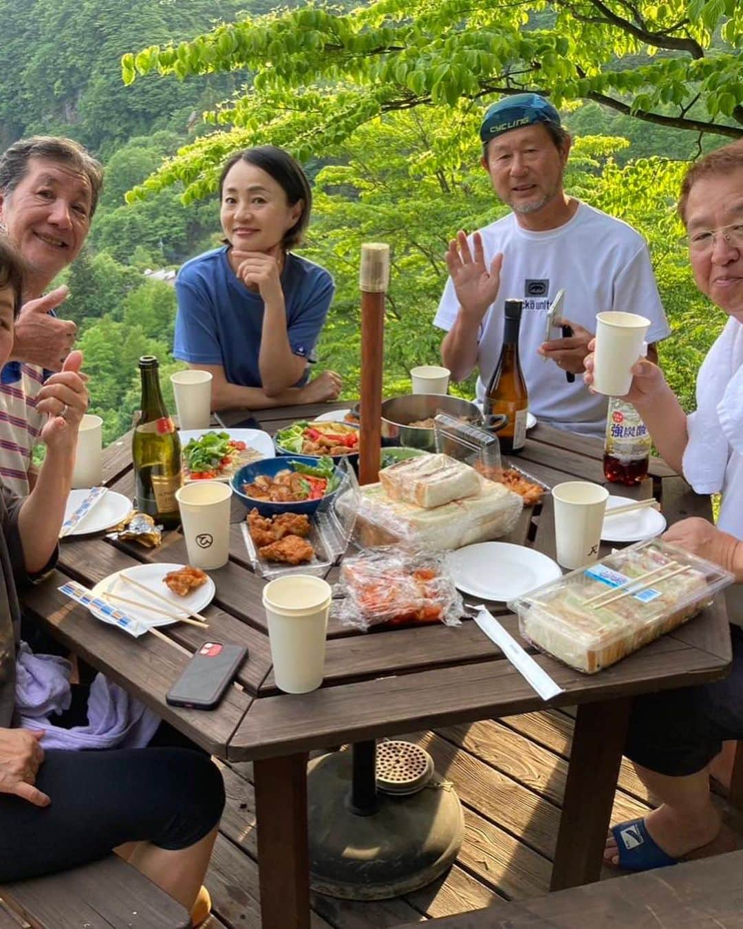 橋本志穂さんのインスタグラム写真 - (橋本志穂Instagram)「我らが浅野隊長 誕生日🎂  別荘地の愉快な仲間たちとお祝いしました。  私たち、パン屋で忙しいからさー 「浅野さんちでやろう」 「買い出しもお願いしてイイ❓」 「サウナに火を入れておいて〜」って 😆🤣主役にたくさん働かせた😜  結局、スタート遅くなるので みんなで手料理を持ち寄りにして〜 私も前の晩に鶏肉を煮込んだりして持参しました。  浅野さんのお姉様が たくさんサンドイッチ作ってきてくれたし、、、 ひで子姉さんの唐揚げも毎度毎度の絶品❣️ 律子さんたちが誕生日ケーキ買ってきてくれて、、、  浅野さん、 人生で一番嬉しい誕生日だった〜って。  どんな人生〜🤣🤣  いやいや、冗談はさておき、喜んでくれて嬉しいな🥰  浅野さんが自分で釣って 自分で熟成させて 自分でおろした イトヨリダイのカルパッチョ、 美味しかったなぁ  見た目もなんてビューティフル  ごちそうさまでしたーー  このメンバー みんなでパン屋さん手伝って、、、 本当に素晴らしい仲間たち😍 感謝です♪  #天空 #サウナ #パーティ #絶景」6月7日 20時44分 - shihohashimoto3