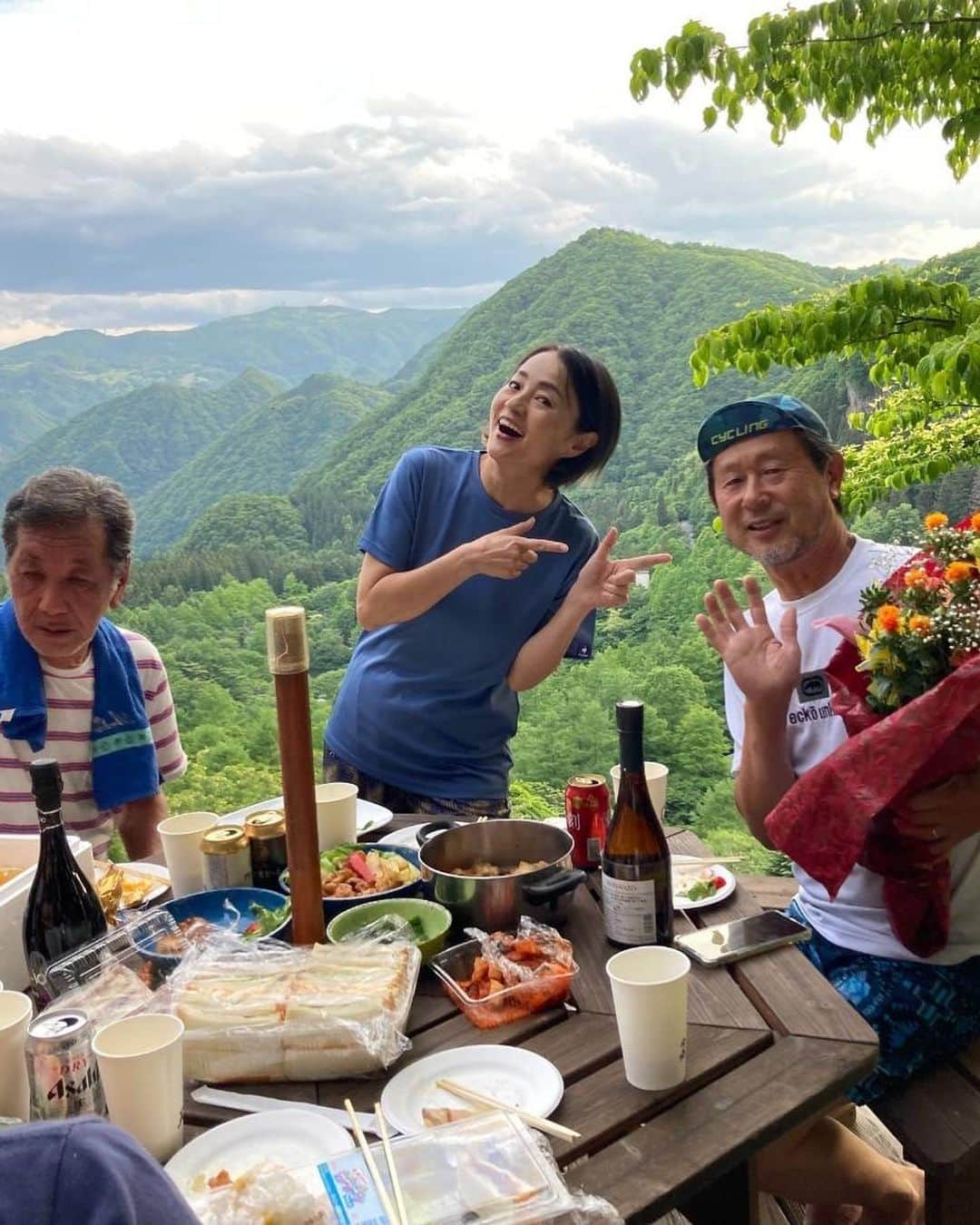 橋本志穂さんのインスタグラム写真 - (橋本志穂Instagram)「我らが浅野隊長 誕生日🎂  別荘地の愉快な仲間たちとお祝いしました。  私たち、パン屋で忙しいからさー 「浅野さんちでやろう」 「買い出しもお願いしてイイ❓」 「サウナに火を入れておいて〜」って 😆🤣主役にたくさん働かせた😜  結局、スタート遅くなるので みんなで手料理を持ち寄りにして〜 私も前の晩に鶏肉を煮込んだりして持参しました。  浅野さんのお姉様が たくさんサンドイッチ作ってきてくれたし、、、 ひで子姉さんの唐揚げも毎度毎度の絶品❣️ 律子さんたちが誕生日ケーキ買ってきてくれて、、、  浅野さん、 人生で一番嬉しい誕生日だった〜って。  どんな人生〜🤣🤣  いやいや、冗談はさておき、喜んでくれて嬉しいな🥰  浅野さんが自分で釣って 自分で熟成させて 自分でおろした イトヨリダイのカルパッチョ、 美味しかったなぁ  見た目もなんてビューティフル  ごちそうさまでしたーー  このメンバー みんなでパン屋さん手伝って、、、 本当に素晴らしい仲間たち😍 感謝です♪  #天空 #サウナ #パーティ #絶景」6月7日 20時44分 - shihohashimoto3