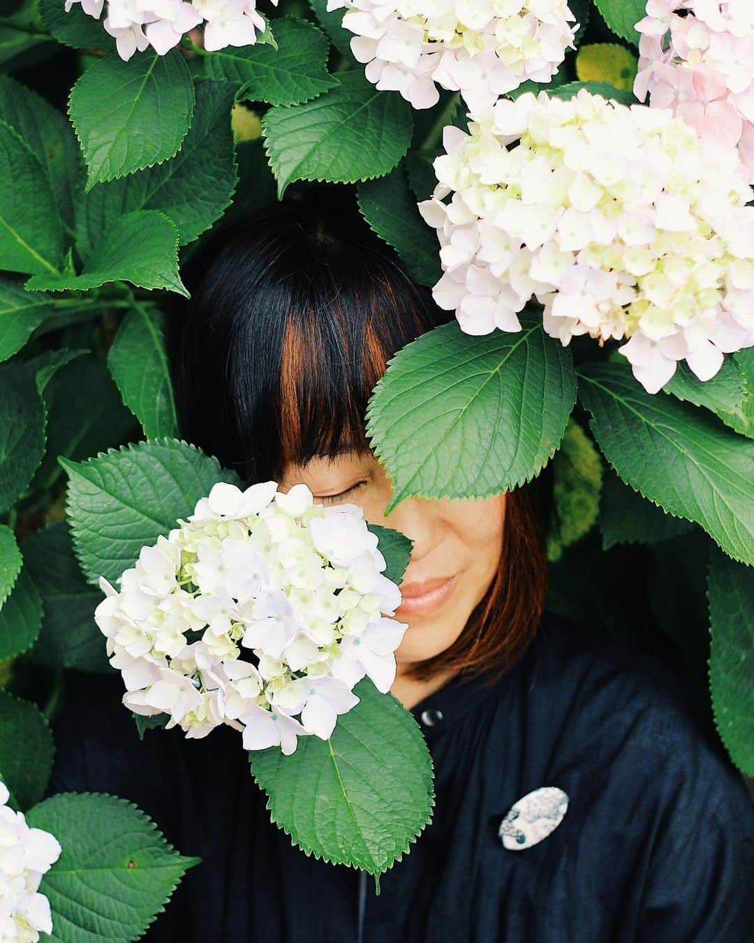 yukaのインスタグラム：「❖ hydrangea ❖  晴女雨女のコンビは、 曇り撮影後雨でした。 なーんもなくても楽しめる うちら天才ww 元気チャージの日でした♪ @kondomica みかさん、 ありがとう😊  #ポトレ #紫陽花 #あじさい  #hydrangea #笑いすぎて涙出た #ポートレート #igersjp  #photooftheday #photo_jpn #daily_photo_jpn #pics_jp #東京カメラ部 #bleachmyfilm #EOSkiss #good_portraits_world  #genic_mag #reco_ig  #写真好きな人と繋がりたい  #何気ない瞬間を残したい #vosco」