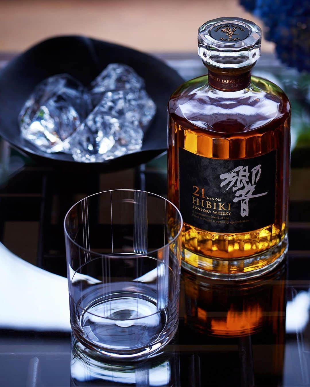 響 | SUNTORY WHISKY HIBIKIさんのインスタグラム写真 - (響 | SUNTORY WHISKY HIBIKIInstagram)「. HIBIKI TIME ～二十四節気・芒種～  手に取るのは、涼やかな氷が映える端正なグラス。 Pick up a stylish glass that stands out amongst refreshing ice cubes.   #hibiki #響 #hibiki_time #二十四節気 #24seasons #芒種 #boshu #withnature #梅雨 #切子グラス #kirikoglass」6月7日 20時54分 - suntorywhisky_hibiki