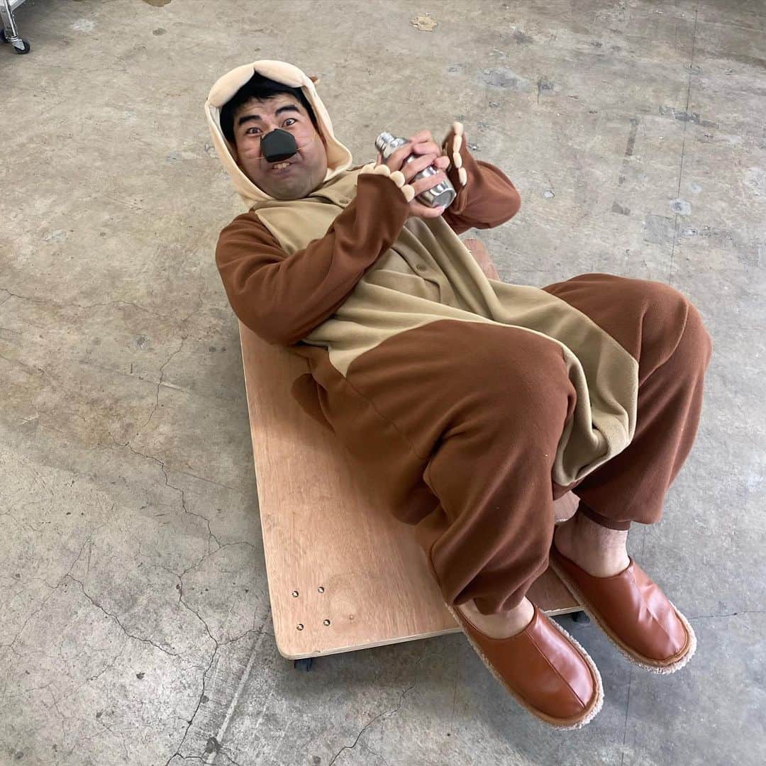 蛭川 慎太郎のインスタグラム：「ラッコのマスターはお客様の顔を見てそのお客様にあった最高のカクテルを提供します。 カクテルとは2種類以上のものを混ぜて作ったもののことを言うが、海鮮丼も2種類以上の魚介類を混ぜて作ったものと捉えるのならばカクテルなのかもしれない… #有吉の壁」