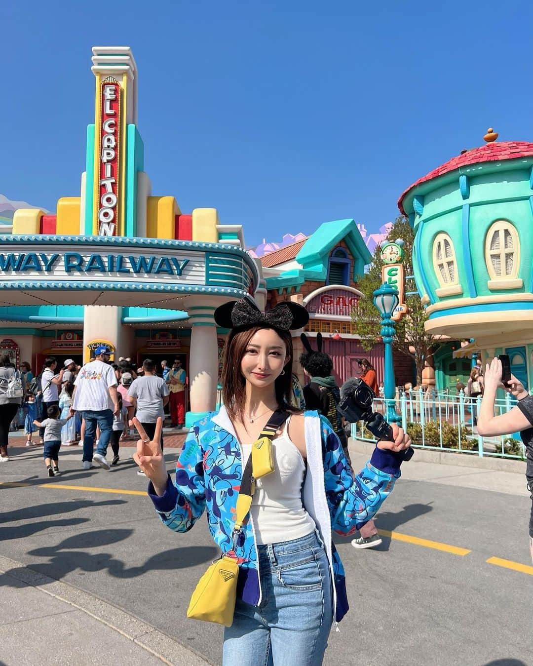 メイサのインスタグラム：「眩しそうな顔と ぎこちないピース✌️笑  最新アトラクションのMickey & Minnie’s Runaway Railway可愛すぎ＆楽しかった🩵  一番人気だけど当日アプリで買える優先券で早く乗れるから行ったら絶対乗って欲しい🥹  #メイサ#ロサンゼルス#親娘旅#旅好きな人と繋がりたい #たびじょ#メゾンドボーテ#ノンアルホステス#本当に売れてて可愛いキャバ嬢はメゾンドボーテ #disneylandcalifornia #anaheim 셀카#셀카그램#셀카놀이#셀카타임#攝影#旅遊攝影#攝影師#互惠」