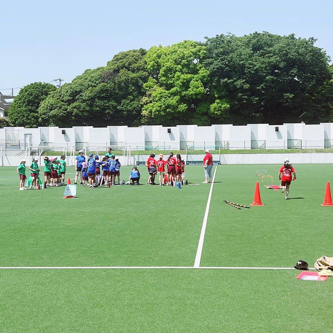 西山美希子のインスタグラム：「先日娘の学校の運動会がありました。負けたチームも勝ったチームも抱き合って喜んでる姿が印象的でした。娘の学校では、負けたからって悲しむことはいいこととされてません。我が家でも、勝ち負けの結果や点数よりも、結果に至る過程が大切だと教えています。自分で頑張って得た結果は、ポジティブに捉えて、負けたって、うまくいかなくたって、ベストを尽くした自分を褒めてあげられる、自己肯定感の強い人間に育ってほしい。そんな記事を @brightchoice.jp に書きました。よかったら読んでみてください😌✨」