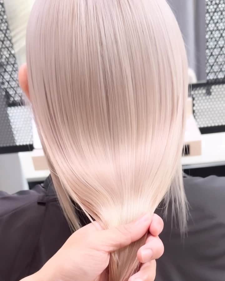 のインスタグラム：「✨ダメージレスブリーチ✨ ⁡ ⁡ 🎨カラーが不安な方必見🎨 自分史上最高のヘアスタイルとサラツヤヘア😍 ⁡ 是非お気に入りなスタイルはいいね👍保存お願い致します♪良ければフォローもお願い致します😍 ⁡ 最高の髪質改善トリートメント出来ました\(//∇//)\ 顧客のお客様から新規のお客様まで初回は¥10000となっております◎ 是非体感してください\(//∇//)\ ⁡ ※僕が載せてるオリジナルダメージレスブリーチは僕にしかできません！！ ⁡ ⁡ 独自の方法と薬剤を使用している特殊技術です。 いいなぁと思ったらいいね押してくれると喜びます😆⭕️ ⁡ 来店されるときは 髪型を @yuki__sakashitaのラインナップから好きなスタイルを保存して見せてくださいね😍 ⁡ あとは、髪の状態や似合わせであなたに似合う髪型、カラーをご提案させていただきます。 ⁡ 🉐新規クーポン🉐 カット＋ダブルカラー+トリートメント　¥16800- カット＋ケアカラー＋髪質改善　¥18500- 髪質改善　　　　　　　　　　　¥10000- ⁡ ⁡ 🐥良くある質問🐥 Q.カラーのもちは？ A.デザインカラー(ハイライト、バレイヤージュetc)は2〜3ヶ月 ブリーチカラー(全頭ブリーチ、インナーカラー)1〜2ヶ月 Q.オリジナルダメージレスブリーチとはなんですか？ A.僕にしかできないトリートメントとブリーチを配合➕前処理トリートメント、アフタートリートメント髪のダメージレベルを見極めて調合します。 Q.どんな髪質でも大丈夫ですか？ すでに過度のダメージがあったり、黒染め履歴がある場合は希望のカラーにするためのプロセスが異なる場合があります。 その場合でも最善の提案をさせていただきます。 Q.髪質改善はどんな髪でも出来ますか？ ブリーチしてる方からしてない方まで幅広く対応できます！ 軟毛〜普通毛　一回で感動レベル🥺 硬毛、癖毛　1〜2回で完璧に仕上げます！ Q.髪質改善のもちは？ 1ヶ月以上です✨ もちろん繰り返すほど定着しやすくなりもっとモチも良くなります^ ^ ⁡ 👑カラースペシャリスト👑 ✂️ダメージ90%OFFのブリーチができる ✂️豊富な経験で失敗しないカラーができる ✂️年間1000人以上担当している実績 ⁡ 🔱カラーの失敗が心配な人でも大丈夫🔱 僕のオリジナルダメージレスブリーチは他店ではマネ出来ないやり方です。✨ カラーなら僕にお任せください💗 今までのブリーチに比べて圧倒的にダメージレス、ツヤツヤカラーを楽しめます。 豊富な経験によるカラー知識であなたの なりたいカラー叶えます✨ ⁡ ✂️痛みたくない ✂️可愛いカラーになりたい ✂️デザインカラーを楽しみたい ✂️手触り良くしたい ✂️透明感が欲しい ✂️赤みオレンジ味を無くしたい カラーが不安な方は一度カラー美容師阪下までご相談ください😆 ⁡ 👑丁寧なマンツーマン接客👑 お客様を1人1人幸せにしたいという想いから 1人1人マンツーマンで接客させていただいてます😄一緒にステキな髪型作りましょう ⁡ 丁寧な接客と技術でお客様に少しでも素敵な 時間を過ごして頂けると嬉しいです。 ⁡ このインスタをみて好感を持ってもらい僕に髪の毛を任せてもらえるようでしたらお客様に喜んで頂けるよう全力で綺麗にさせていただきます✨ ⁡ ご予約ご相談は 🕴トップのURLまたはDM 担当:阪下裕紀 ⁡ 住所 東京都渋谷区神宮前4-26-2守谷ビル2F アクセス ⁡ 千代田線 明治神宮前駅 徒歩5分 副都心線 明治神宮前駅 徒歩5分 JR原宿駅　徒歩7分 東京メトロ　表参道駅　徒歩7分 ⁡ ⁡」