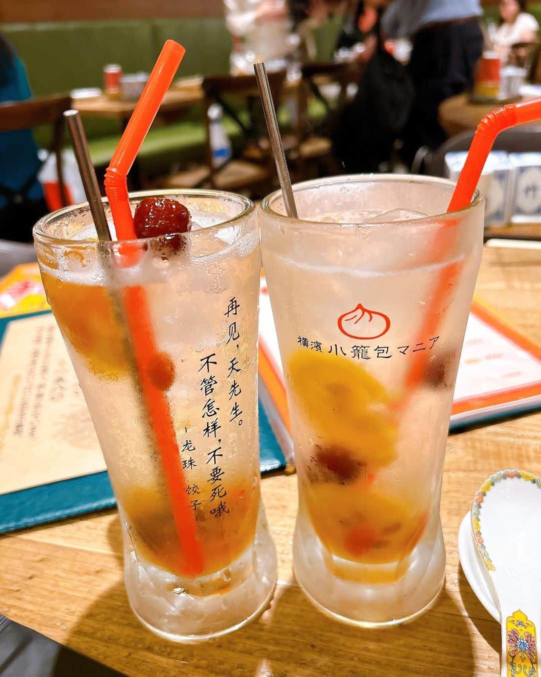 雪音まりな（まーりん）さんのインスタグラム写真 - (雪音まりな（まーりん）Instagram)「横浜で美味しい中華が食べたい時はここ‼️ モアーズ8階のレストラン街に入ってる @yokohamasyoronpomania  さん💓 こちらでは注文してから皮を伸ばして、包みあげる出来立てあつあつの小籠包を中心に、数々の美味しい中華メニューを頂けます🥰 名物なだけあって、小籠包がめっちゃくちゃ美味しいです😭👏とにかく生地が柔らかいし味もカニ味噌、トリュフ、ほたてなど豊富でした💓 あとはよだれ鳥が今まで食べたよだれ鳥で1番美味しくて衝撃的でした😳パクチーが合う！！ 他にも青菜炒めや汁無し坦々麺など頂きましたが、どれもうなるほど美味しかったです。 ドリンクも薬膳サワーとかあるのが個人的に刺さりました🤤（スパイス大好き） 内装も可愛かったので女子会にオススメです☺️ . . .  PR @yokohamasyoronpomania #横浜グルメ #横浜中華 #横浜レストラン #台湾グルメ #横浜市グルメ #横濱小籠包マニア」6月7日 20時56分 - yukine_dayo