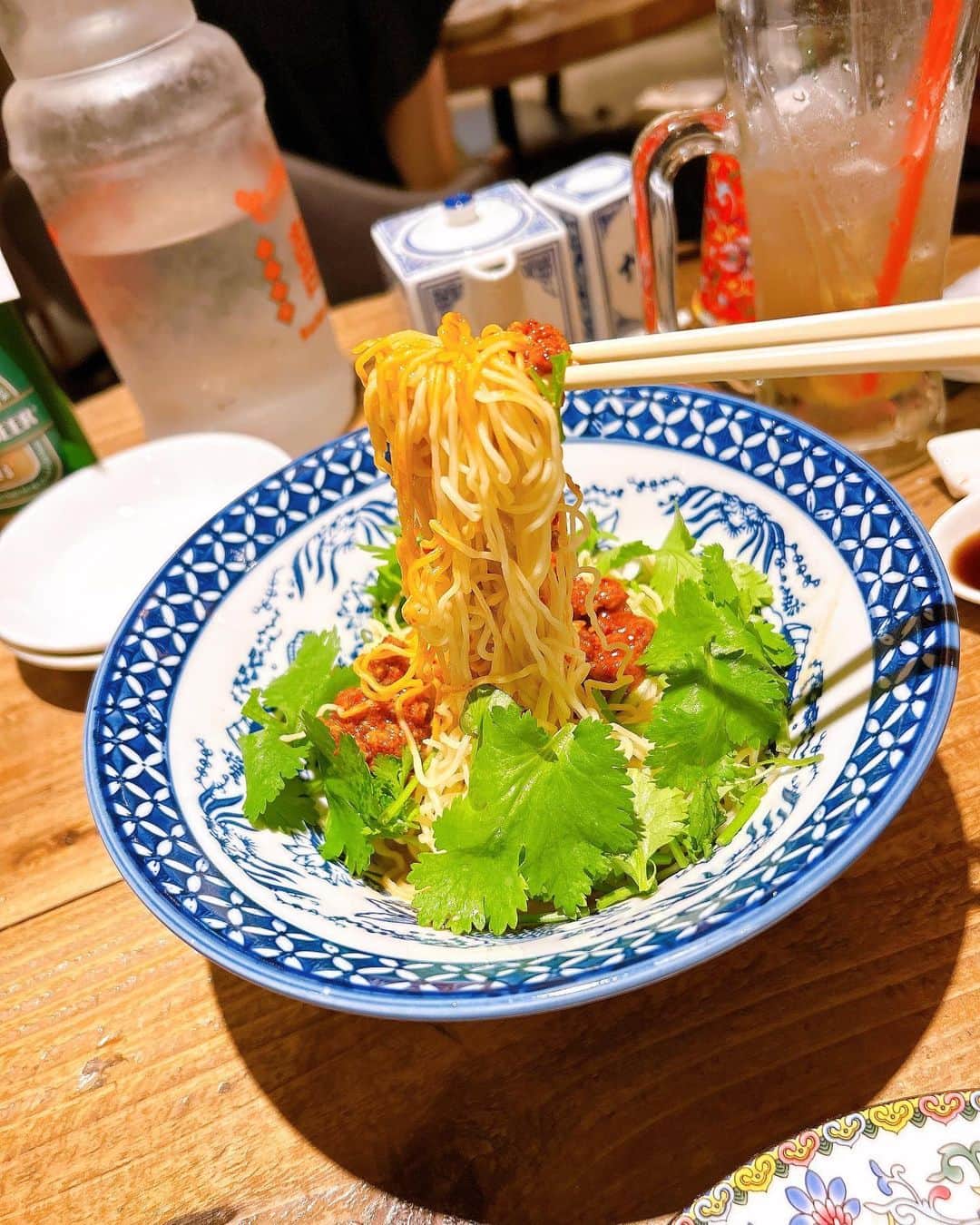 雪音まりな（まーりん）さんのインスタグラム写真 - (雪音まりな（まーりん）Instagram)「横浜で美味しい中華が食べたい時はここ‼️ モアーズ8階のレストラン街に入ってる @yokohamasyoronpomania  さん💓 こちらでは注文してから皮を伸ばして、包みあげる出来立てあつあつの小籠包を中心に、数々の美味しい中華メニューを頂けます🥰 名物なだけあって、小籠包がめっちゃくちゃ美味しいです😭👏とにかく生地が柔らかいし味もカニ味噌、トリュフ、ほたてなど豊富でした💓 あとはよだれ鳥が今まで食べたよだれ鳥で1番美味しくて衝撃的でした😳パクチーが合う！！ 他にも青菜炒めや汁無し坦々麺など頂きましたが、どれもうなるほど美味しかったです。 ドリンクも薬膳サワーとかあるのが個人的に刺さりました🤤（スパイス大好き） 内装も可愛かったので女子会にオススメです☺️ . . .  PR @yokohamasyoronpomania #横浜グルメ #横浜中華 #横浜レストラン #台湾グルメ #横浜市グルメ #横濱小籠包マニア」6月7日 20時56分 - yukine_dayo