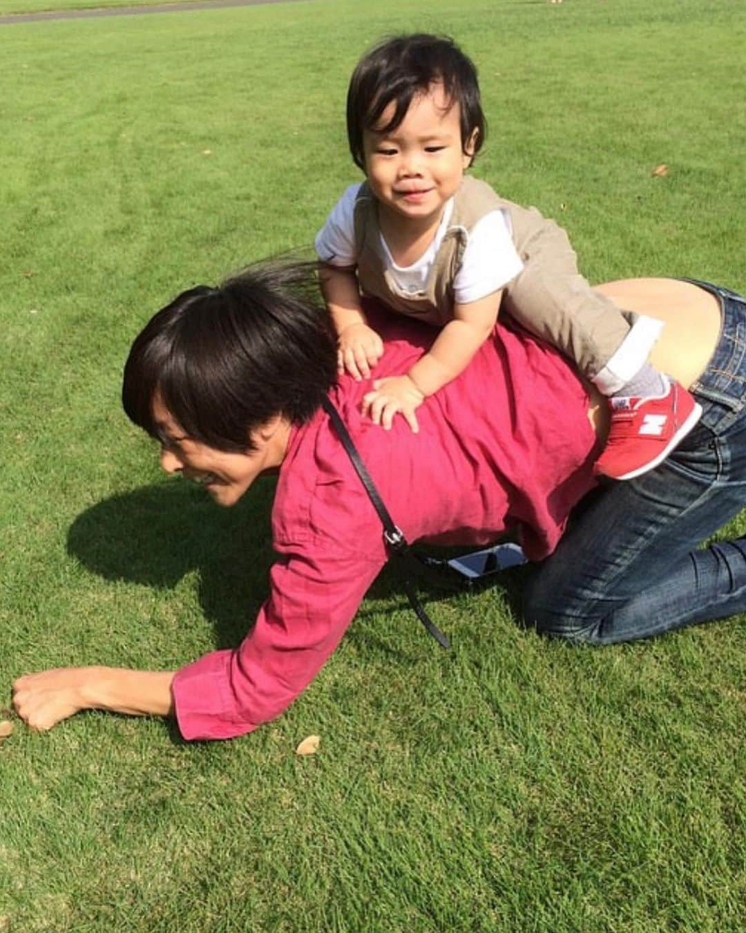 萩野志保子さんのインスタグラム写真 - (萩野志保子Instagram)「Summer Time ☀️♡🌿 まだまだ死ねない  　　　　と いつ死んでもいいように  が手つなぎ鬼しているのが 子育てなのでしょうか。  放課後もまだ明るいからね、 仕事を終えたら会いに駆けてゆく。 喜んでくれるのも期間限定だと 知っている😊 今をたくさん浴びるのだ！☀ ️ #最愛 #息子 #おーきくなれよー  #もう #8歳 #まもなく #9歳 #ワーママ #子育て #育児 #50歳 #高齢育児  #summertime #🌹」6月7日 20時56分 - shihoko_hagino