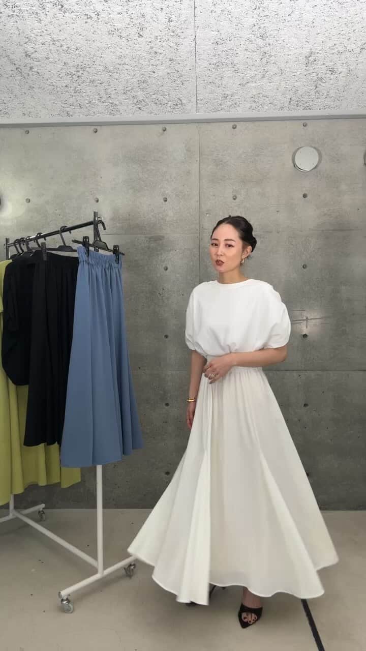 のインスタグラム：「6/7☆INSTA LIVE☆ ・ ・ ご視聴いただきありがとうございました😘✨ 完売していたカッティングフレアワンピが 今期最後の再販開始となります！ 来月中旬からは晩夏秋アイテムになりますので、短い夏のアイテムは是非お早めにチェックしてみてくださいね🌻🌻 ⁡ ⁡ ⁡ ⁡ ⁡ 🎁6/8(木) 12:00 - 6/9(金) 11:59🎁 24h新作限定 新作購入で通常ポイント+10%付与 ⁡ ⁡ @mieli_invariant  6/8(木) 12:00- ⁡ -NEW ARRIVAL- ▶︎no.501217 Shirring Cut Over TEE ▶︎no.501189 Panel Flare Skirt ⁡ -RE STOCK- ▶︎no.501029 Grace Cutting Flare Dress ⁡ ⁡ and more… ⁡ ⁡ ⁡ ⁡ ⁡ ⁡ ＿＿＿＿＿＿＿＿＿＿＿＿＿＿＿＿＿＿＿＿＿ #mieliinvariant#mieli#2023#spring#summer」