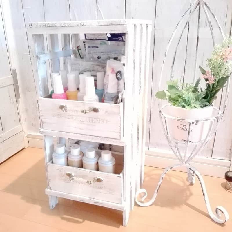 のインスタグラム：「『100均雑貨＊すのこと木箱で収納棚』 投稿者: non diyrepi.com/photos/998/  投稿ありがとうございます★  #diyrepi#ダイレッピ#てづくり #diyアイデア #diy#リメイク #ハンドメイド  #日々の暮らし #丁寧な暮らし  #インテリア #インテリア雑貨 #お洒落雑貨 #男前雑貨 #リビングインテリア #木製雑貨 #アンティークワックス #セルフリノベ #セルフリノベーション #diy好きな人と繋がりたい #日曜大工  #簡単diy #簡単diy#すのこdiy #木棚収納」