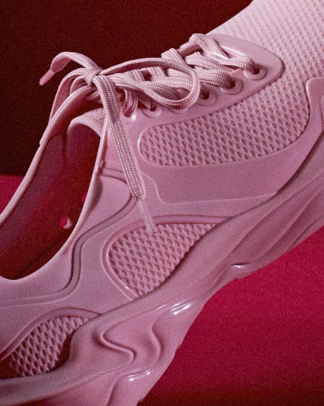 メリッサのインスタグラム：「Sim, garantir a #MelissaBurnSneaker pra aproveitar o Dia dos Namorados faz toda a diferença! O modelo conta com tecnologias que entregam muito conforto e praticidade 🥰⁣ Confira em melissa.com.br #PaixõesExtraordinárias」