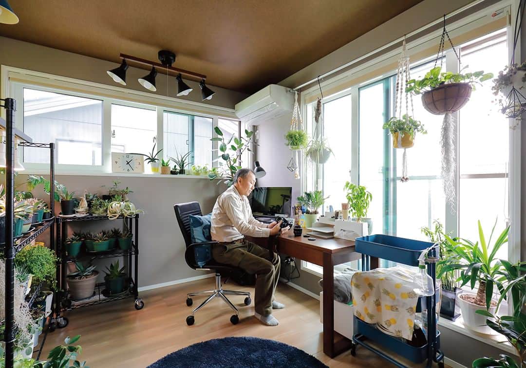 株式会社 一条工務店のインスタグラム：「_【植物と暮らす】  今の家に住み始めてから植物を育て始めたオーナー様。 設計の打合せ中は家の日当たりを重視して、窓を２方向に設けることを意識したとのこと。 また、一条の家は年間を通してちょうどいい温度と湿度なので、植物を育てやすいそうです。  家の中に緑があると、とても癒されそうですね♪  こちらのお住まいはカタログ「iikoto 2021年7月号」で詳しくご覧いただけます。 @ichijo_officialのハイライト「カタログ請求」からぜひバックナンバーを取り寄せてご覧ください！  #一条工務店 #家は性能 #アイスマート #ismart #書斎 #リビング #LDK #インテリア　#インテリアコーディネート #インテリアデザイン #植栽 #観葉植物 #観葉植物のある暮らし #観葉植物のある生活 #インテリアグリーン #観葉植物インテリア #施工例 #グリーンのある暮らし #施工事例 #マイホーム #注文住宅 #家づくり #一戸建て #新築 #新築一戸建て #注文住宅新築 #住宅デザイン #マイホーム日記 #理想の家 #ハウスメーカー」