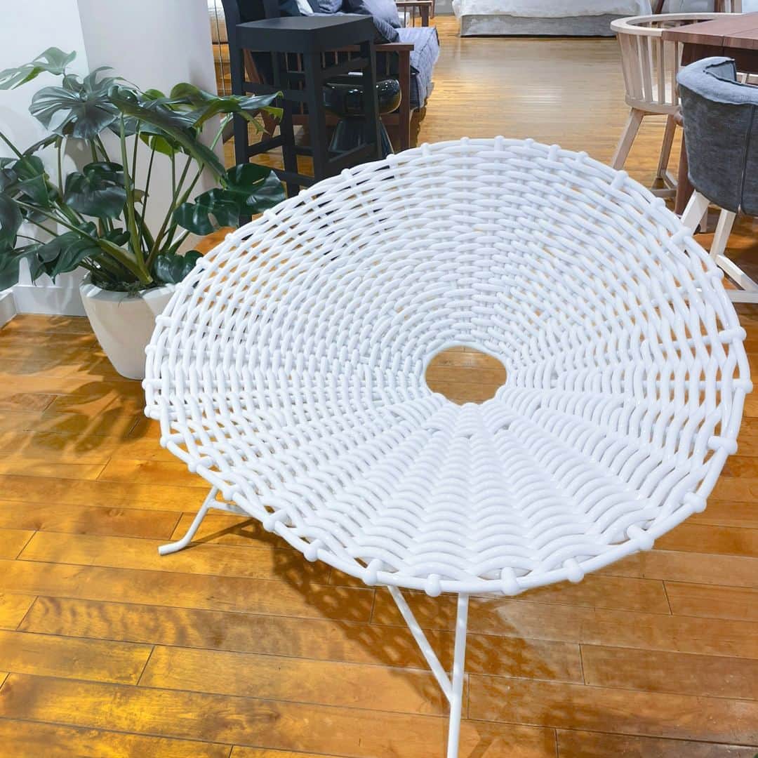 GERVASONI JAPAN / ジェルバゾーニ ジャパンのインスタグラム：「Armchair：SWEET27  PVC素材で編み込まれているユニークなチェア。 光沢感があり軽い見た目のホワイトと、 シックな印象を与えてくれるマットブラックの２色がございます。 Aoビル GERVAONI TOKYOでは、 ホワイトをご覧いただけます。 ご来店の際は、是非お試しくださいませ。  【 お問い合わせ 】 GERVASONI TOKYO tel : 03-5962-6477 mail : info@gervasoni.jp 営業時間 : 11:00 ～ 20:00 . . . #gervasoni #gervasoni1882 #gervasonitokyo #luxuryfurniture #furniture #interior #showroom #ジェルバゾーニ #インテリア #家具 #インテリアデザイン #インテリアコーディネート #レイアウト #ライフスタイル #デザイン #リビング #ソファ #チェア #テーブル #豊かな暮らし」