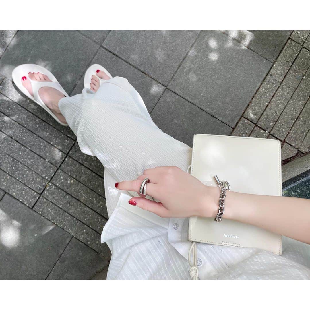 kumiのインスタグラム：「all white🕊 暑さ故に爽やかな気分。  ゆるっとパンツにシャツの合わせ、可愛いなぁ🌛＊  上下 @gu_global 🤍🤍  #gu#oofos#hermes#jilsander  #ジーユー#ウーフォス#ジルサンダー#エルメス#シェーヌダンクル#ホワイトコーデ#ママコーデ#夏コーデ」