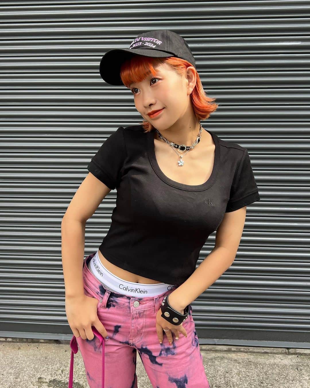 HANAのインスタグラム：「🩷🖤🩷🖤🩷  @blackpinkofficial のライブに 行った時のコーデ🎀🖤  けっこうお気に入りなのだけど💖 どうかしらっっ😘♡  🧢 : @nubian_tokyo_womens   POPUPあるみたいだからみんな要チェック✅   The museum visitor  POP-UP STORE  6.9(金) - 6.11(日) NUBIAN SHIBUYA WOMEN SHIBUYA PARCO  #themuseumvisitor  #nubiantokyo_women」