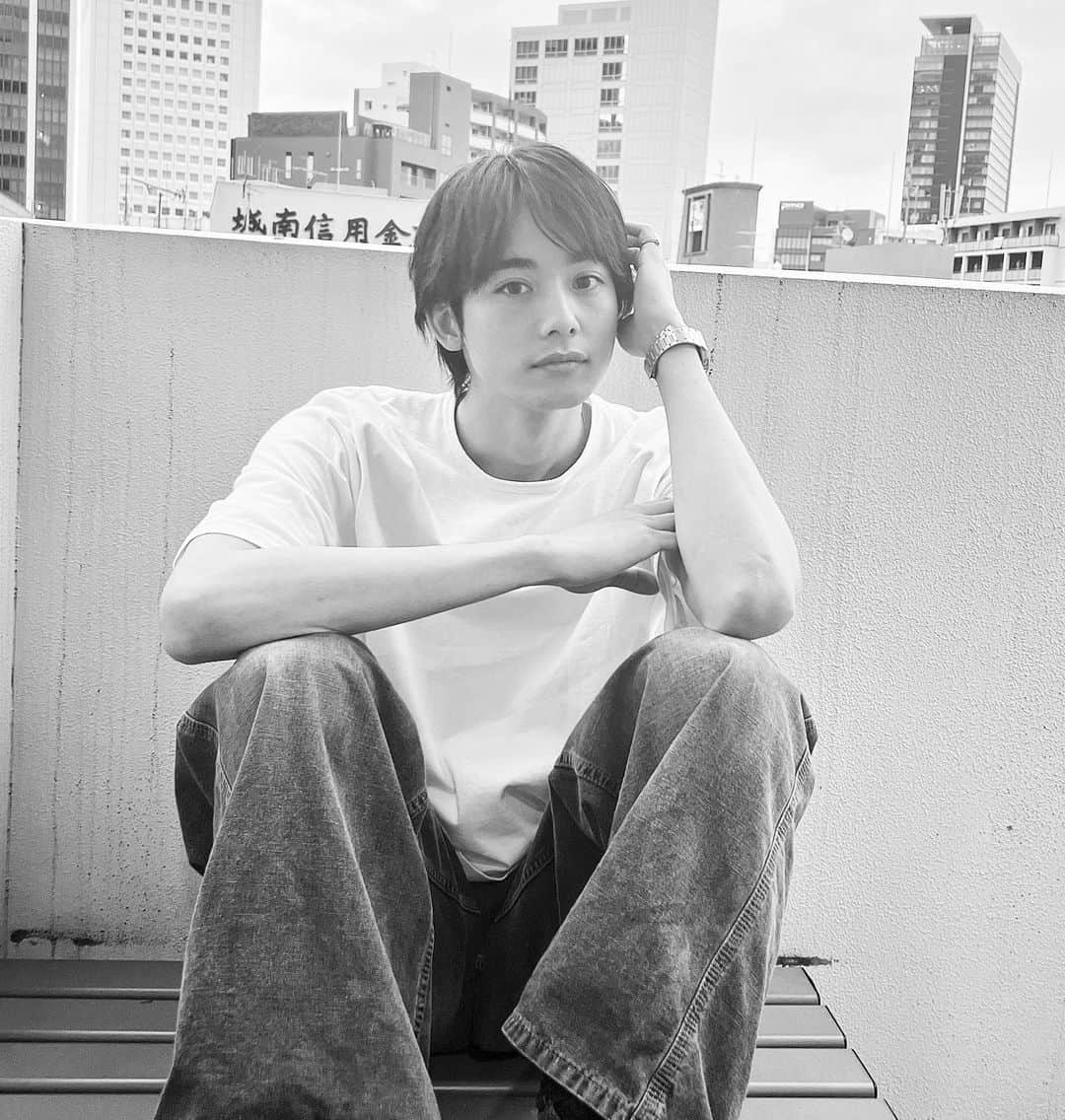 藤林泰也のインスタグラム：「昨日の僕は明後日の自分は一昨日の僕を明日も自分なんだなって自問自答する今日この頃 この文章に意味なんてないんです 言い換えるとすると、もはや書くことがなにもない 文字数で誤魔化したって本当は、書くことがない 文法なんかは生まれた瞬間捨ててきた それでも伝えたいことがあるとするならば それは、、、書くことがない だって、書くことないんだもん でもこれだけは言わせて欲しい 、、書くことないんです お時間ありがとうございました」