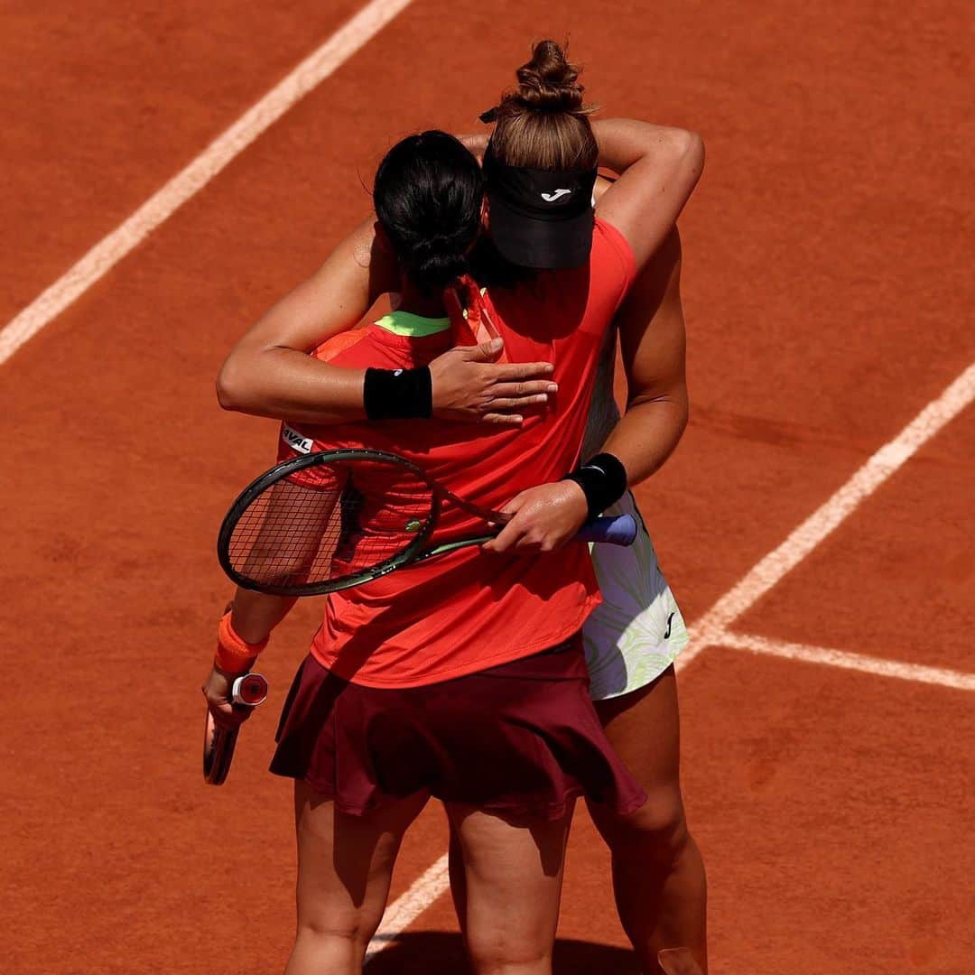 WTA（女子テニス協会）のインスタグラム：「Two trailblazers 🧡  @onsjabeur | @biahaddadmaia」