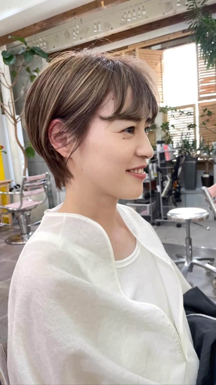 田中真奈美のインスタグラム：「ブリーチからのカット&オンカラー💕 今回は襟足とモミアゲを長めに残してのショートスタイルに✂️🎶 . いろんな長さのいろんなスタイルをいつもお任せいただきありがとうございますー🥰🙌🏻💕💕💕 . 次はどんなのがいいかな💓 毎回楽しみです🤭✂️🎶 . . . #福岡美容師  #福岡美容室  #天神美容室  #大名美容室  #福岡ママ  #福岡ショート」