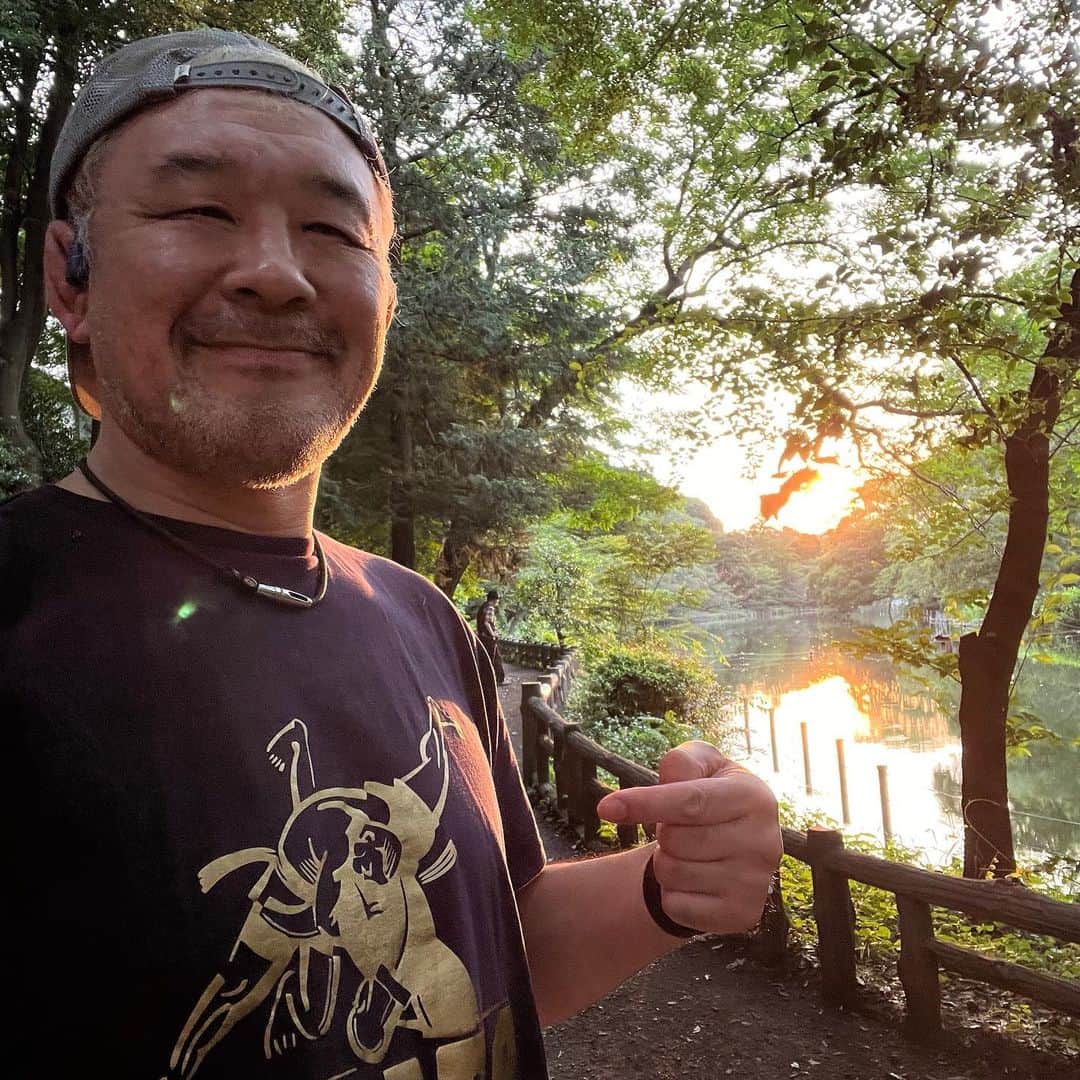 saku39shopのインスタグラム：「. 【Sambo T-shirt】 . 今日はサンボTシャツで公園に行ってきました。 夕日がきれいでした。 心があらわれました。 （ゆうひが丘の総理大臣） . #桜庭和志 #サンボ #夕日 #sunset」