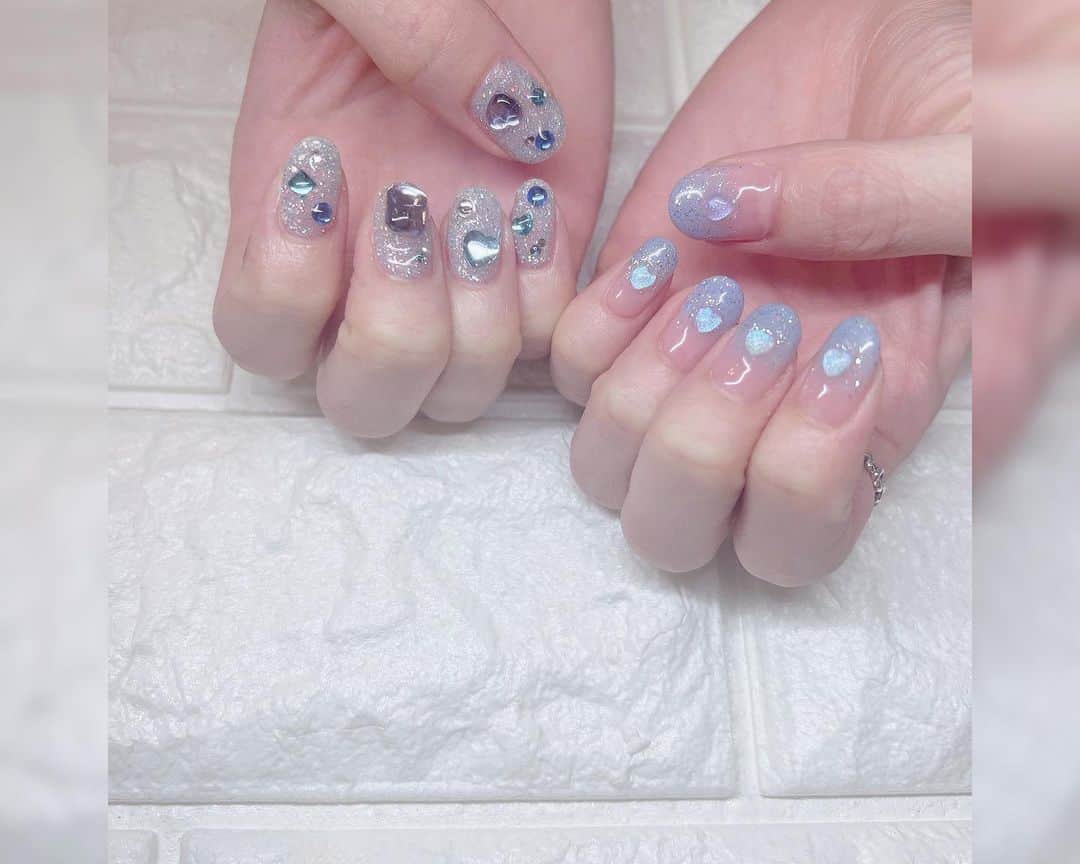 松崎博香のインスタグラム：「💎 　 ネイルはキラキラしてると テンションが上がるんだよね💅🏻♡  みんなのテンション上がる瞬間ってなにー？🥺  #ジェルネイル #instagram #instagood #instalike #네일아트 #맞팔 #좋아요 #맞좋 #nailart #lll #love #ひちゃんネイル #ネイルデザイン #キラキラネイル」