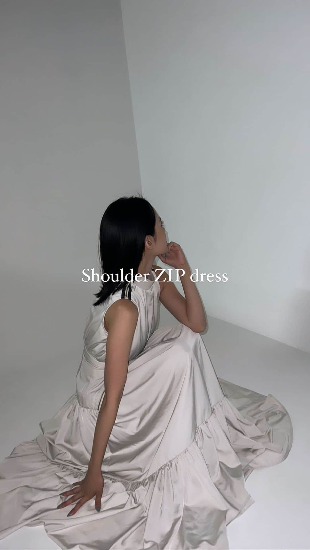 関本香里のインスタグラム：「Shoulder ZIP dress 本日発売、 ESIÓのシティウェア♡  たっぷりの生地にたっぷりのギャザー あえてスポーティなナイロン混の素材のドレスに。  とりあえず可愛すぎるのでくるくる回ってみた🌀😵‍💫  みなさんはどらちの色がお好きかな〜？💙🤍  WEBサイト是非checkしてください😌  #esio #エシオ #ワンピース」