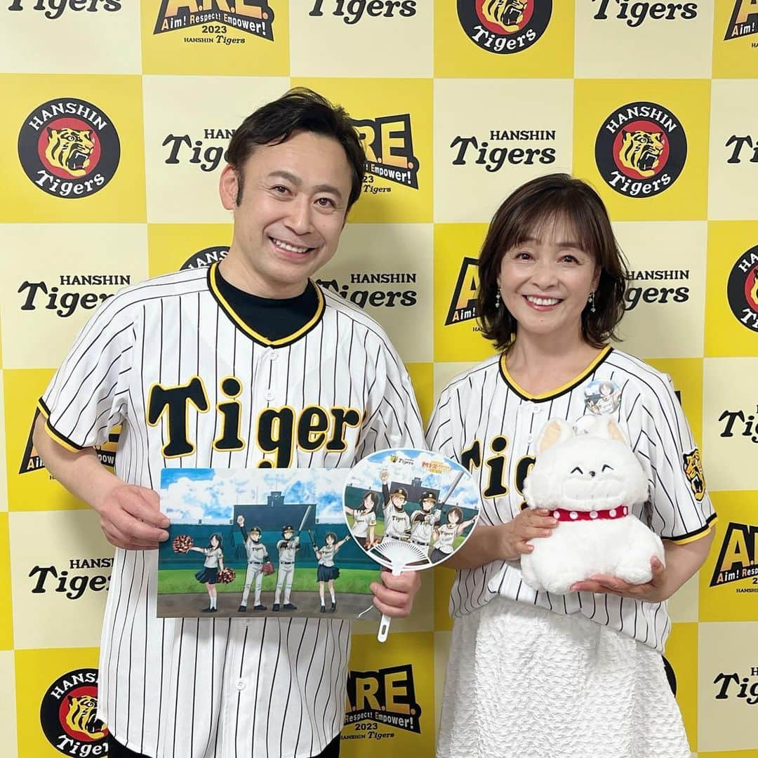 日髙のり子さんのインスタグラム写真 - (日髙のり子Instagram)「🐯 「南、甲子園に行って来たよ💓」 #阪神甲子園球場 で #阪神タイガース と #アニメ『#MIX』のコラボデーに参加しました✨ ファーストピッチセレモニーを前に緊張する #高木渉 くんを全力で励まし応援しましたよ〜📣 その甲斐あって(?)、渉くんはキャッチャーの構えるミットど真ん中にストライクボールを投げ、見事に大役を果たしました〜👏👏👏 素晴らしいっ！ ⁡ 球場に併設された #甲子園歴史館 にもお邪魔しました⚾️ 球場だけでなく歴史館にもユニフォームを着たタイガースファンの方がたくさんいらしていて、地元のみんなに愛されている球団なのだなぁ…と感じました🥰 タイガースや高校野球の歴史の中に、甲子園を舞台にした野球漫画が展示されていて、もちろん『#タッチ』も『MIX』もありましたよ〜🙆‍♀️✨ せっかくなのでいろいろ記念写真を撮りました📷 甲子園を大満喫です🤗 ⁡ タイガース選手のお名前をアナウンスしたり、タイガースとMIXのコラボグッズを紹介したり、ボールにサインをしたり…盛りだくさんな1日でした。 ラストはファンの方と一緒に観覧席で白熱の試合を楽しみました☺️ 阪神タイガースの皆さま🧡 そしてファンの皆さま🧡 ありがとうございました♪ 最高に楽しい1日でした〜🍀 ⁡ 帰りはちょっと足を伸ばして #有馬温泉 へ♨️ めっちゃ癒されました〜😮‍💨笑」6月7日 21時07分 - nonko_hidaka531