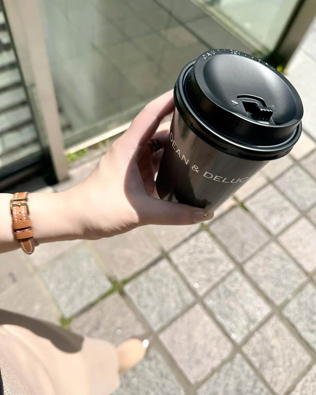 asamiのインスタグラム：「_ お昼ご飯を食べると午後眠くなるので コーヒーだけの日もあります。 お気に入りは塩キャラメルラテ🌼 _ 尊敬している先輩に 「後輩を持った方がいい。 大切な人(部下)を守ることが向いている人だね」 と言ってもらえてとても嬉しかった。 今までは後輩がたくさんいる環境にいて 教えることや上司との架け橋になることが得意だったことを思い出した。 当時は"当たり前"だったけれど 今思えば後輩の指導を任せてもらえることに やりがいや自分の役目を感じていたのだなぁ… 今は自分が最若手で上手くいかないことも度々あって (もちろん嫌ではないの、) 何歳になっても学びが多い毎日です😌 _」