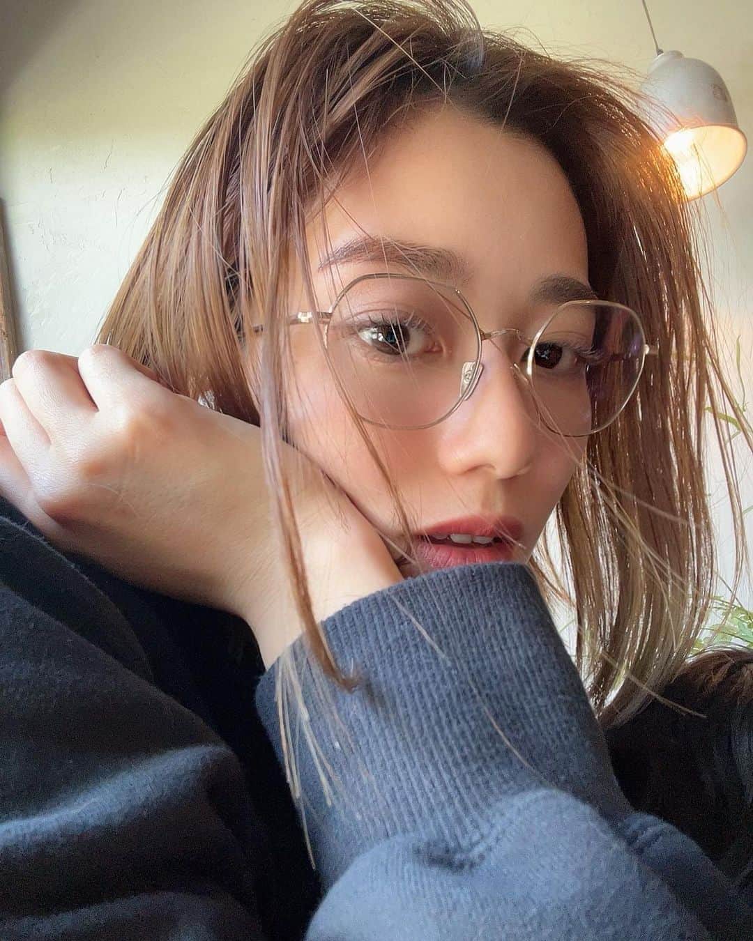 のインスタグラム：「⁡ ⁡ 念願だったICLという、レンズを眼の中に入れて近視を矯正する治療手術を受けました。私は遺伝で、昔から視力が悪かったのでICLにはかなり前から注目していました。 目の手術だし怖かったのでなかなか勇気が出なかったのですが、経験者の方の話を直接聞き、色んな病院を調べて一番安心出来たアイクリニック東京さんで受けることに決めました。  両目で0.02程しか見えなかったのが、(視力検査の1番上もボヤけて分からないくらい悪かったです)1.5まで見えるようになりました✨✨  今まで長時間のコンタクト装着による眼精疲労に悩みに悩んでいたし、朝起きた時に眼鏡探しから始まる日々や、視力が悪すぎて眼鏡をかけると瓶底のような目になってしまうのが辛かったのですが、手術して見えるようになってからはストレスフリーで良く見えるし、今までよりもクリアに見える様になって夢のような日々です。もっと早く受ければよかったと思うくらい大大大満足です。 手術中は北澤先生が優しく、声掛けて下さりながら凄く丁寧に素早い施術をしてくださったので、あっという間でした。 ⁡ 今は１ヶ月の点眼生活も終えて快適に過ごしています。良すぎて共有したかったのですが、長くなってしまった。。。🥹 少しでも悩んでる方の参考になれば嬉しく思います。 ⁡ #icl」