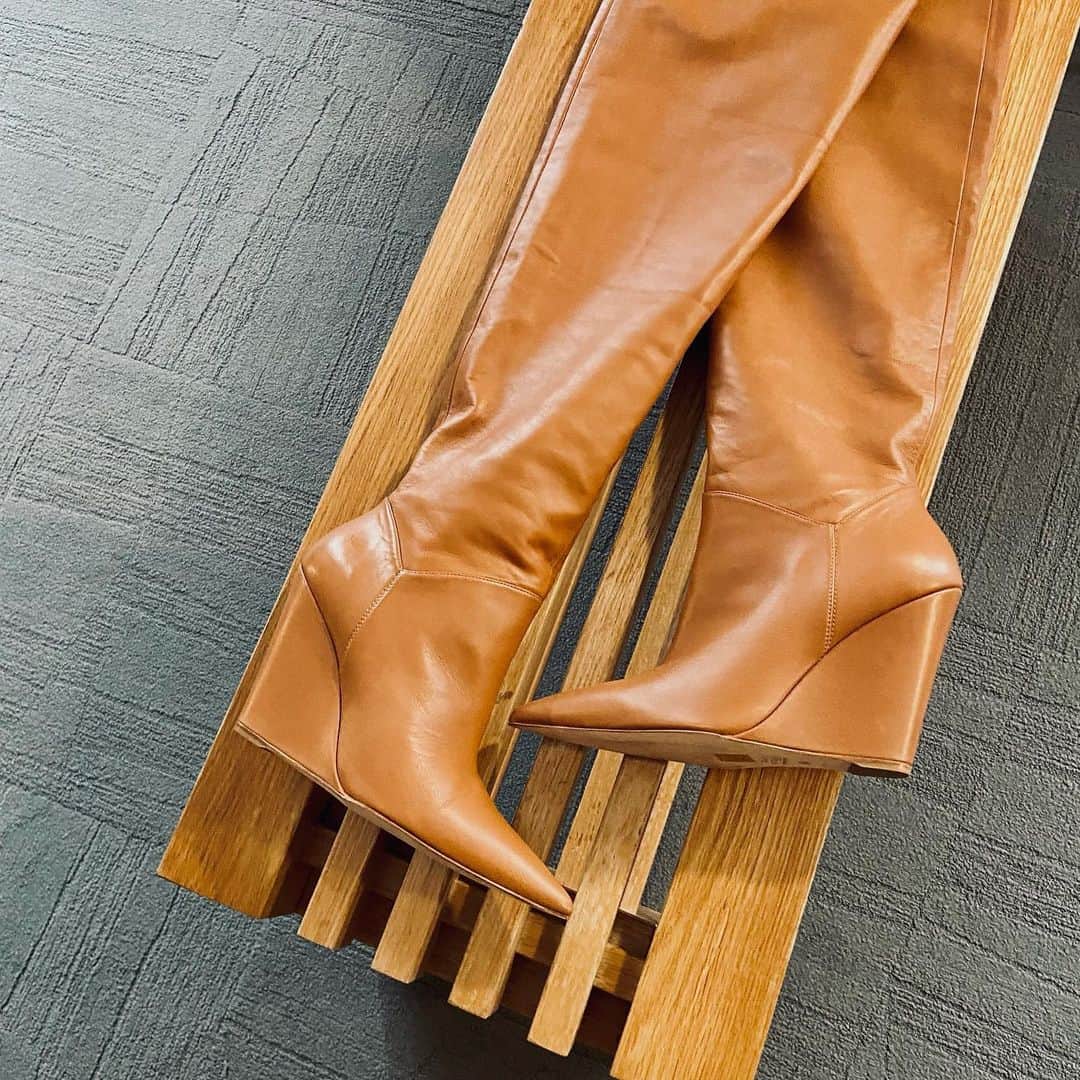 カリーヌ・ヴァナッスのインスタグラム：「Hier. Annonce de #LesTraîtresQuébec et #TheTraitorsCanada avec @noovo.ca @ctv et @groupeentourage avec bottes @stuartweitzman aux pieds et répétition de texte avec @nbbustos et @mariep_tremblay dans le placard du concierge tout juste avant ;)  Mua @leslie_ann_thomson  Styling @izabelsoucy Bijoux @mejuri   📷 @malinacorpadean」