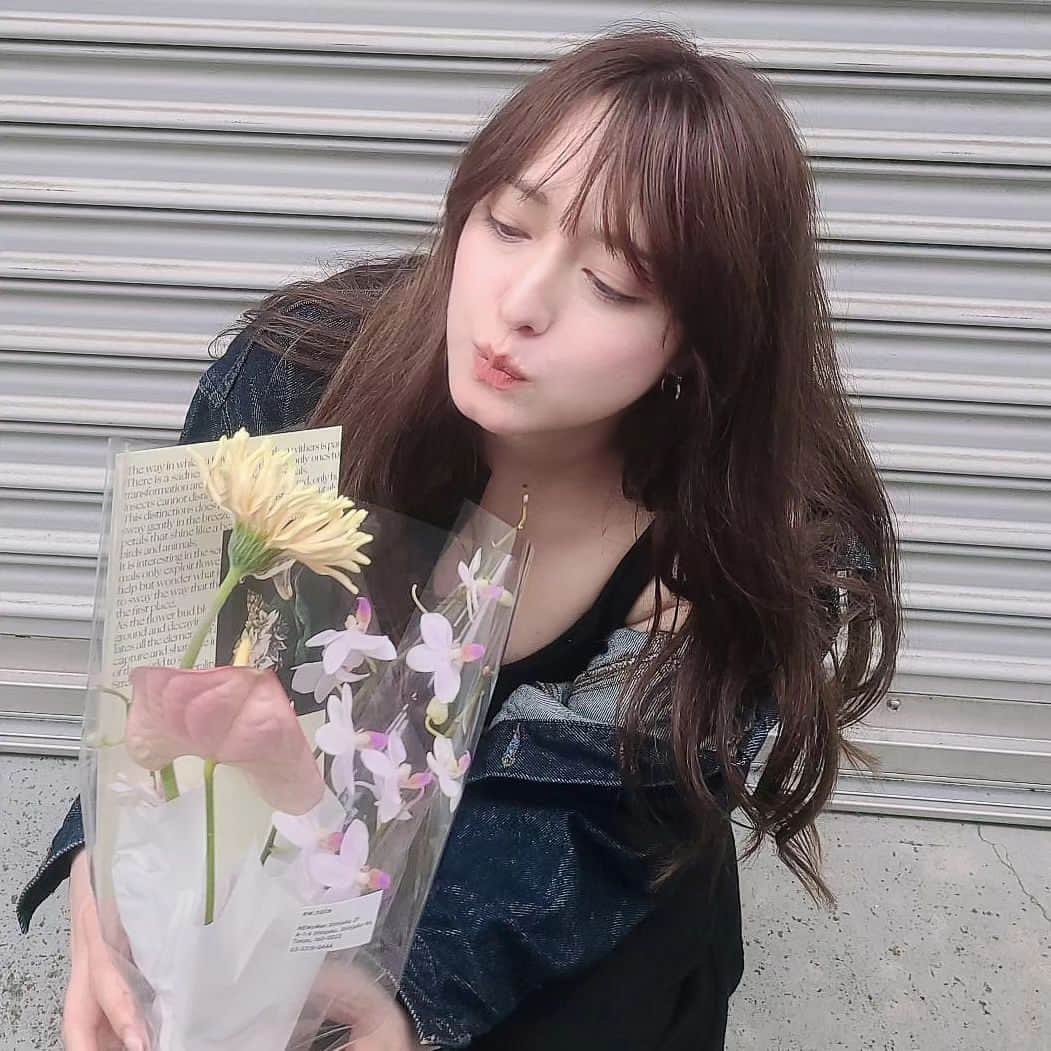 ニコラのインスタグラム：「お友達のあんちゃんから プレゼントだけじゃなく ew.noteのとっても素敵な💐を 頂いた😊  にこちゃん！花と一緒に写真とってあげる💐って優しい～素敵な一日をありがとうね😊✨️  ちなみに二枚目の黄色さんはガーベラらしい✨おしゃれ～☺️  改めてありがとう😊  #birthday #カメラマンはあんちゃん」