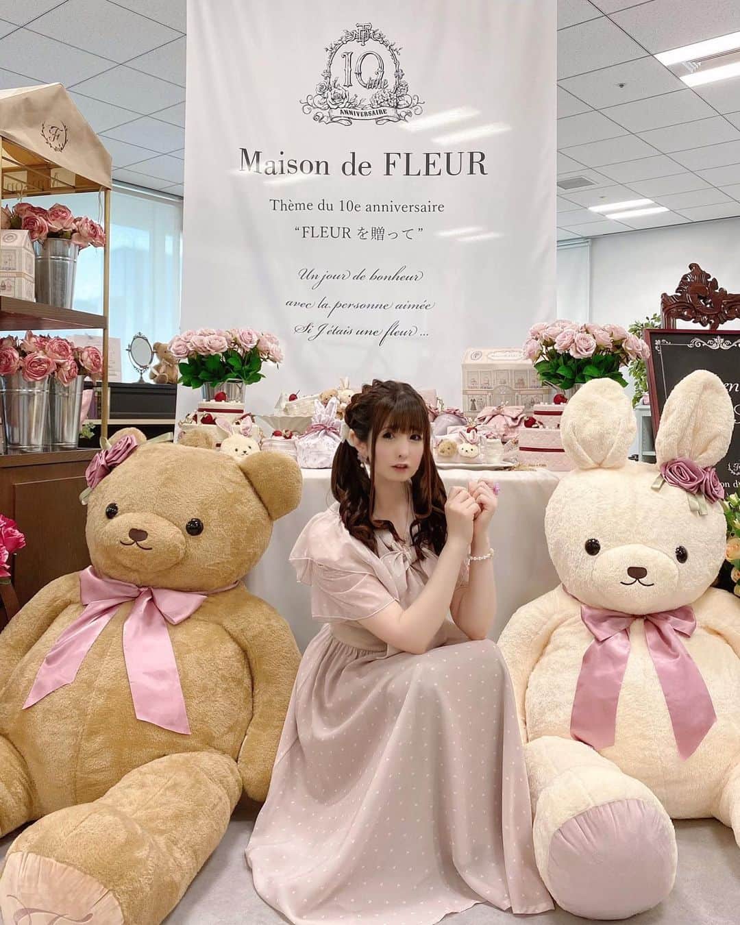 伊藤芽衣のインスタグラム：「大好きな Maison de FLEURさま @maisondefleur_press  ⁡ 2023 AUTUMN展示会に ご招待いただきました♡ ⁡ どれもかわいくて たくさん悩んで… ⁡ トートやポーチなど 予約しました！ ⁡ 小物はやっぱり 断トツでぴんくが好きです♡ ⁡ #メゾンドフルール #maisondefleur #メゾンドフルール展示会 #ストライプインターナショナル  #ガーリーコーデ #ガーリーファッション #かわいいものが好き」