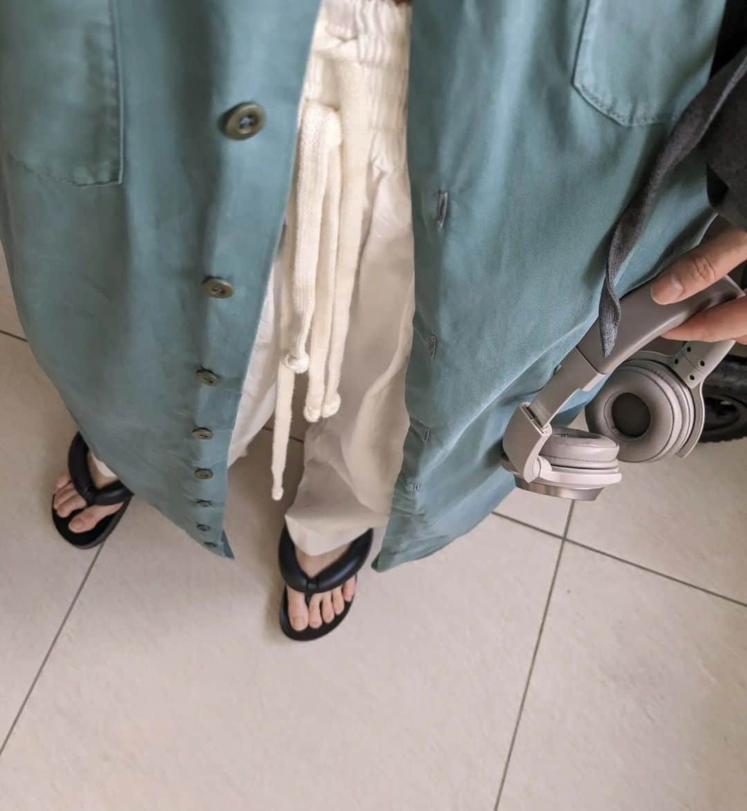 小川琴美さんのインスタグラム写真 - (小川琴美Instagram)「最近の1〜6  1.あちんちょ&さみんちょの服　へそ出しておけば今の時期は体温管理ができる　バイブスを上げるための服に困ったらLEMAIREを着よう　洗練が包んでくれる 　 2.色付き  3.メンタルヘルスのコントロール 一人ピクニックは好きな時間にしたら良い　成城石井とかでお弁当買って、呼吸をしに外に出たらどうでしょうか　結局のところ外が、外がいいんです  4.たまにはシャイガールの撮影風景でも見てください  5.台風の日のSIRUP　お酒片手にみんなでノリノリ　夏フェス楽しみですね  6.キャットを肩に乗せて移動するのにハマっています　キャットがハマってくれているかは分からない」6月7日 21時14分 - koty______