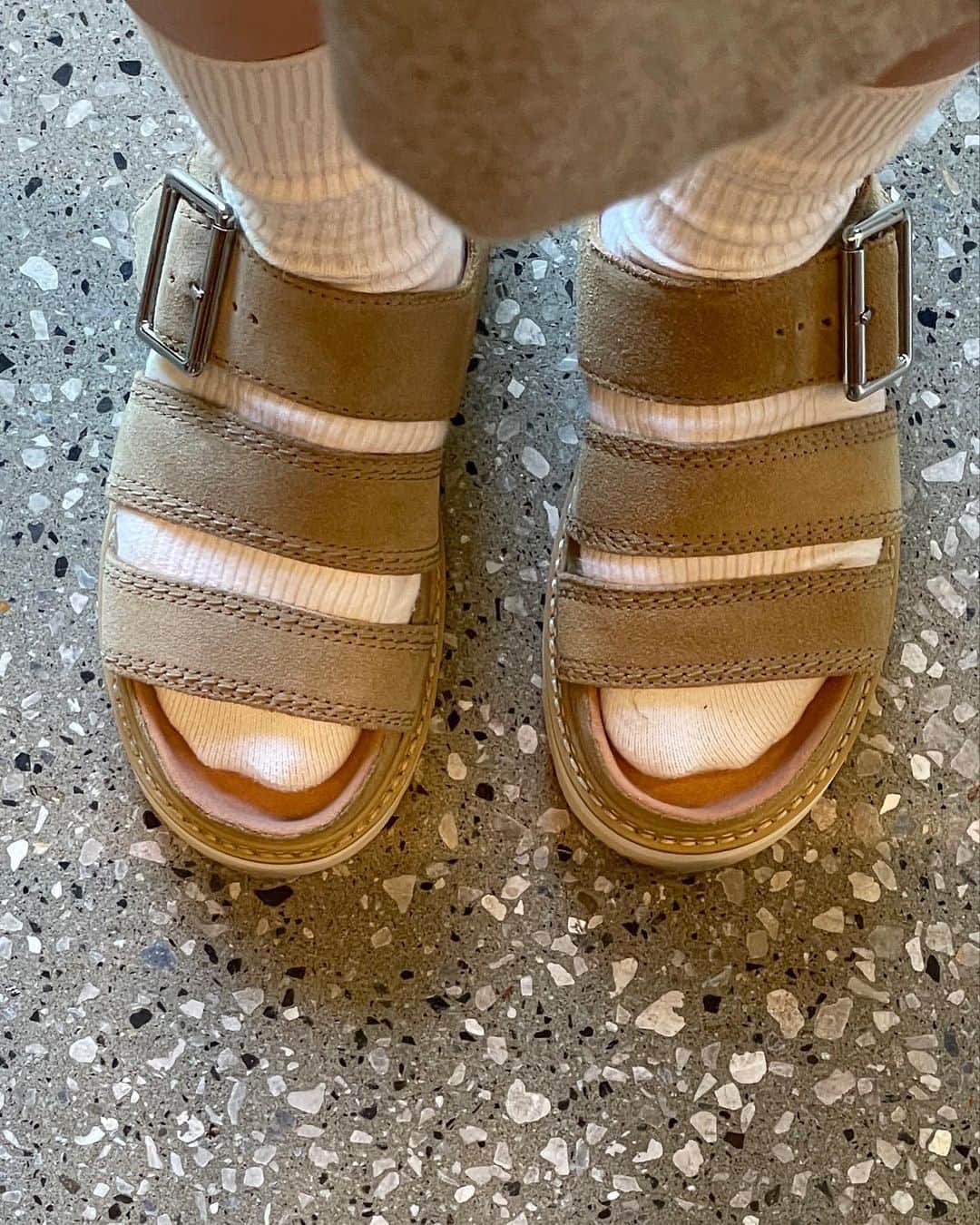 あきさんのインスタグラム写真 - (あきInstagram)「可愛いすぎてしんどい😩💗 @clarksshoes のサンダル😼✨ 靴下合わせで履いてみた🏃 歩きやすいしどんなコーデにも 合いますねぇ🫶  ㅤㅤㅤㅤㅤㅤㅤㅤㅤㅤㅤㅤㅤ  #clarks #クラークス #PR」6月7日 21時15分 - akeeey95