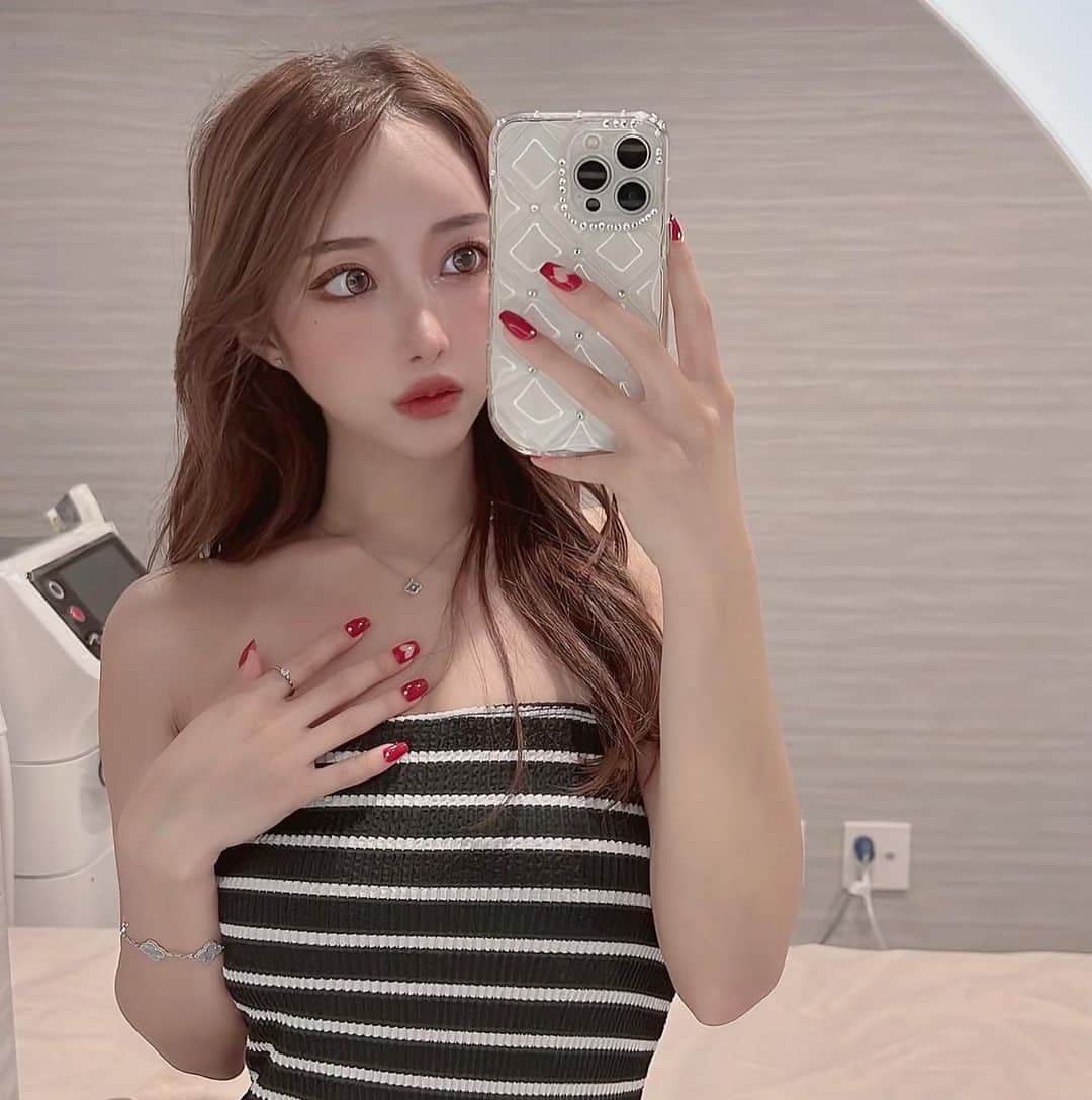 のインスタグラム：「ハートクリ抜きネイル♥️ かわいすぎる...  ネイルの後は決まってフェイシャルエステ💆🏼‍♀️ 毎月通って肌ケアしてたら変わってきて嬉しい🥚🤍✨  ホームケアも頑張ってる！ エステ帰りにご褒美で少しずつクリスティーナ揃えてます🍃  本当に1つの建物で全部美容済ませられるの神...最高に時短🥺🫶🏻 そしてスタッフさん全員神対応過ぎるのよ。すき。 ・ #ネイルサロン #エステサロン #フェイシャルエステ #ジェルネイル #肌ケア #肌質改善 #クリスティーナ化粧品 #クリスティーナ #ハーブピーリング #眉毛サロン #ハリウッドブロウリフト #学芸大学ネイルサロン #学芸大学エステ」