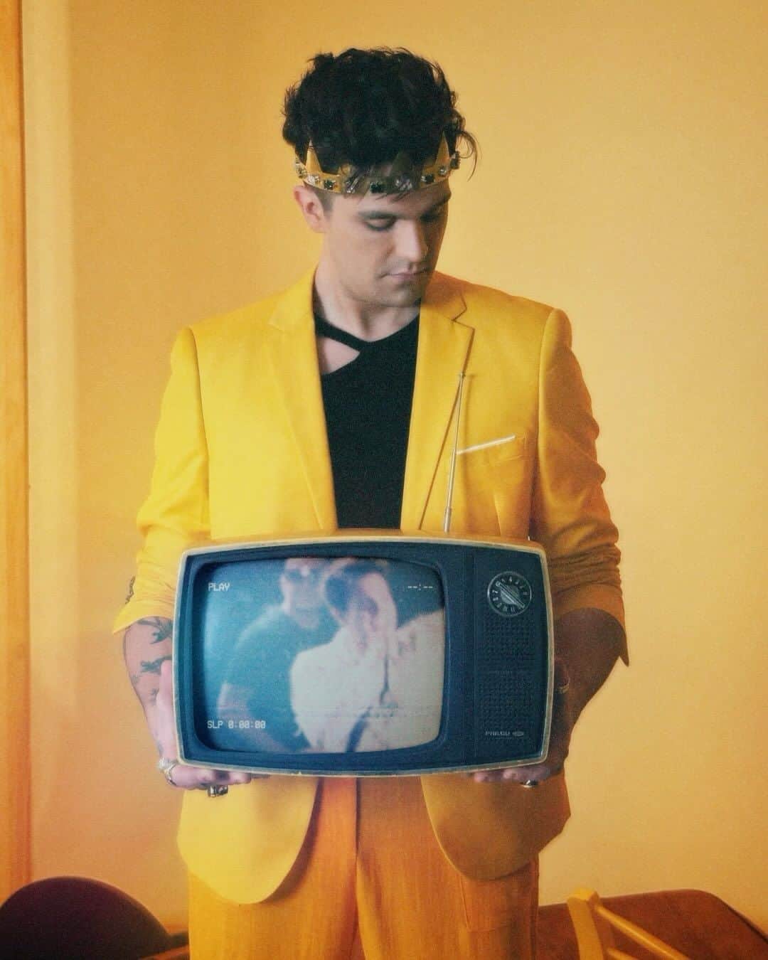 ルアン・サンタナのインスタグラム：「AMANHÃ TEM LANÇAMENTO!! 👑❤️‍🔥 para fazer o Pre Save, é só clicar no link da bio ou nos stories. MEIO TERMO tá vindo aí 🙌🏻」
