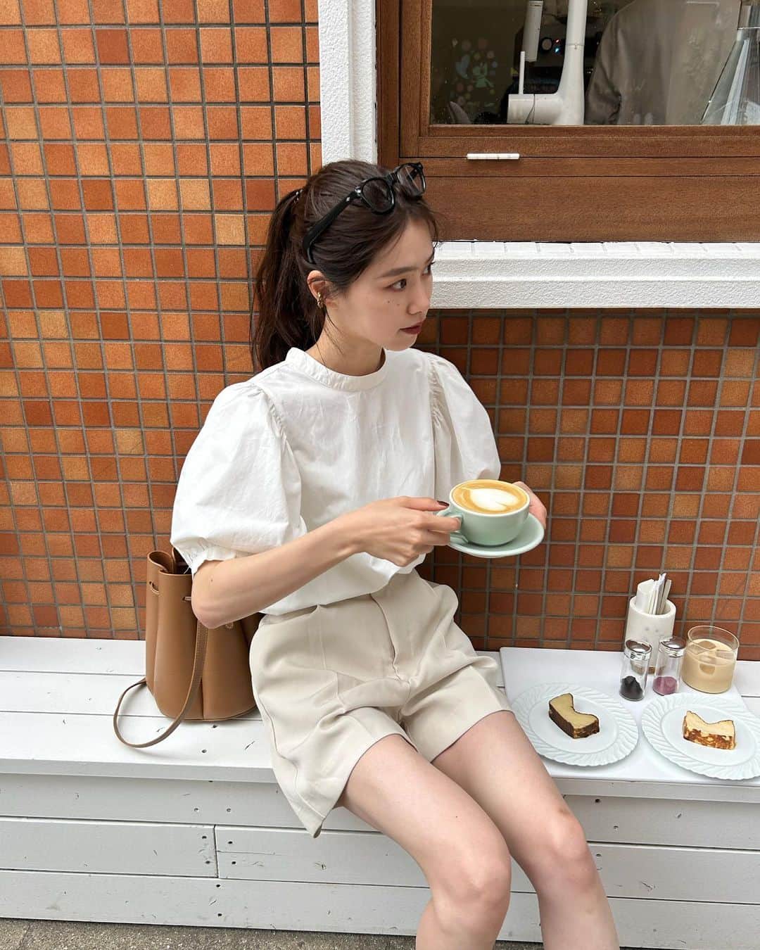 木下桜さんのインスタグラム写真 - (木下桜Instagram)「. たまにはこういう雰囲気も…👆🏼💗 #yo__style   先月帰省した時に、 気になってたカフェにやっと行けた🧀 沙菜ありがとう♡  #膝のあざ気になるね 🥵🥵」6月7日 21時18分 - yo_kinoshita