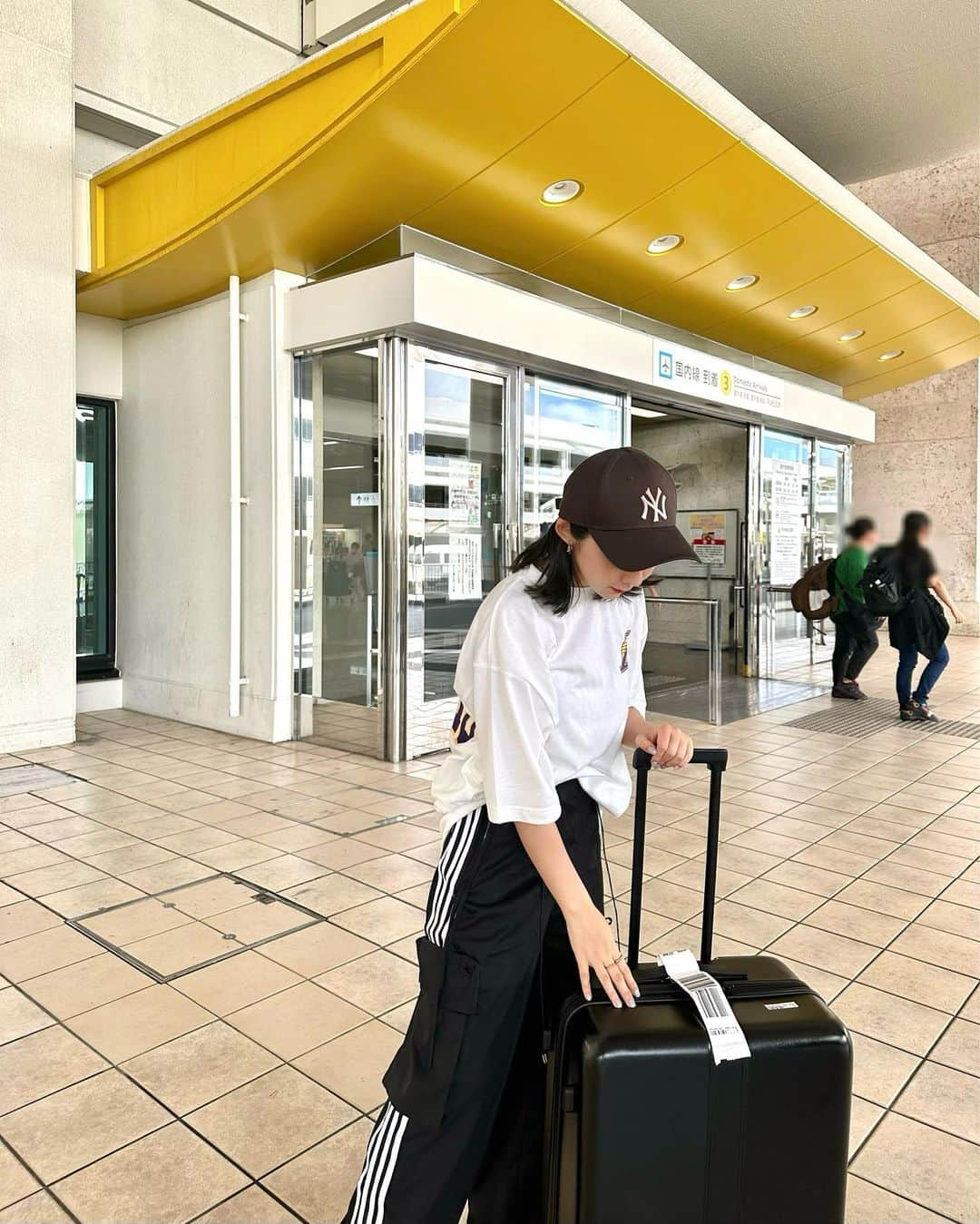 横田亜美さんのインスタグラム写真 - (横田亜美Instagram)「. とあるお仕事で、 沖縄にきています✈️🖤 . 機内コーデ◎ . . #沖縄 #空港 #那覇 #沖縄旅行 #沖縄観光 #沖縄県 #おきなわ #おきなわ旅行 #沖縄ホテル #gydaコーデ #カジュアルコーデ #スポーティーコーデ #スーツケース #旅行 #ジャージ #okinawa #okinawa_love #okinawatravel #okinawatrip #nba #gyda #newera #neweracap」6月7日 21時19分 - amimi0218