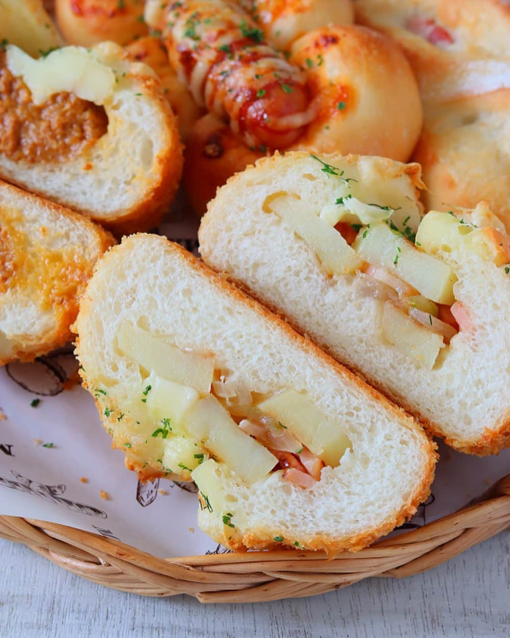 あいりおーさんのインスタグラム写真 - (あいりおーInstagram)「今日焼いた食べきりパン🍞  食べきりと言っても私1人で食べるのでね、朝昼2個、明日の朝昼でやっと食べ終わるんです🤣  1種の生地から飽きないようにカレーパン、ジャーマンポテトパン、これは炒ったパン粉に薄切り大きめバター乗せて揚げ焼き風꒰ˊૢᵕˋૢෆ꒱   ソーセージパンは丸めた生地3つ並べて切り込みにウィンナー乗せてஐ(๑´ლ`๑)♡.  後ろにぼやかしてるのはアスパラベーコンを包んでクープ入れて焼いたんだけど、クープからアスパラとベーコンが見えてるはずだったのに🤣  1種から4種焼いたので飽きずに食べられるー(*˙˘˙*)ஐ𓌉◯𓇋   ○*:.。..。.。o○○*:.。..。.。o○   使っているオーブンやお菓子、パンの道具は  楽天roomに載せています。  プロフィール欄にリンクあります🔍   ○*:.。..。.。o○○*:.。..。.。o○   #惣菜パン#手作りパン#手作りお菓子作りが好きな人と繋がりたい #おやつ#あいりおーパン#sweets#handmade#ブレッド#bread#breadmaking」6月7日 21時19分 - airio830