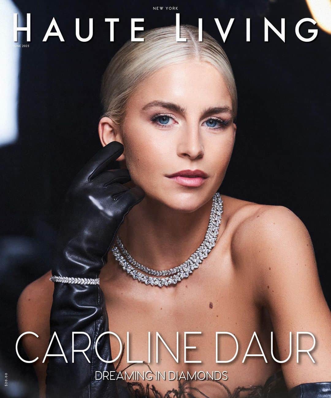 キャロライン・ダウルのインスタグラム：「shot a cover story at the iconic landmark in NY a few weeks ago (pinch me) 🤍  Thank you @hauteliving 🙏🏻 & @adriennefaurote  PHOTOGRAPHY @marksquires_studio STYLING @davianlain  VIDEOGRAPHY @jeanlondondia  HAIR STYLIST @andrewcchen at @kramerandkramer using @rossanoferrettiofficial  MAKEUP ARTIST @tuddynana at @aframe_agency PHOTO ASSISTANT @duncanmellor  STYLIST ASSISTANT @iyanla.iam」