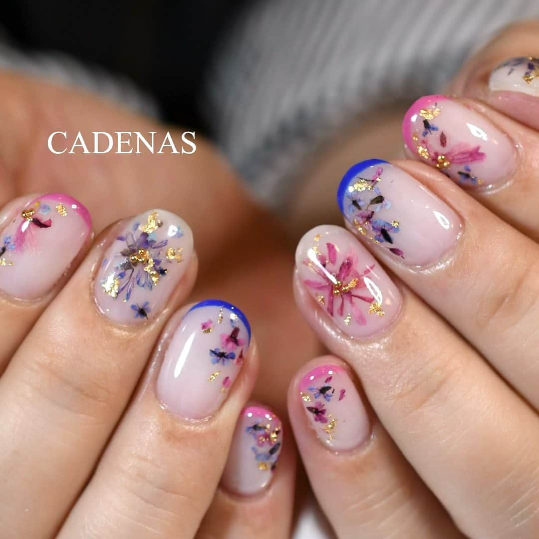 Yuka Maeda ::manicurelistさんのインスタグラム写真 - (Yuka Maeda ::manicurelistInstagram)「押し花入れ込むと なんとも奥行きのある 透明感と 華やかさ🥺 . . Salon data▼ ＝＝＝＝＝＝＝＝＝＝＝＝＝＝＝＝＝＝＝＝ . CADENAS -nail eyelash salon- ●Nail artist  @yuka.maeda  @yuki_cadenas @mai_cadenas ●eyelash　@cadenaseyelash  ゲストに愛と感動を…♡ . 【 LINE ＠cadenas 】 ご予約/お問い合わせはLINEよりお気軽に🤲 ▶︎▶︎#cadenasnail デザインアップしてます♡  price…★⭐︎Instagram特別キャンペーン中⭐︎★ . 「インスタ見たよ👀」と LINEからご予約で特別プライス7500円！！ . ※ご新規様限定 ※キャラクターや特殊なエレメント等のみ 別途料金いただく場合ございます🙇🏻‍♀️ . . price…初回8000円（オフ込み） access…大阪市北区堂山町16-1  中崎町駅  徒歩5分 /  梅田駅  徒歩6分 . tel… 06-4792-8617 ＝＝＝＝＝＝＝＝＝＝＝＝＝＝＝＝＝＝＝＝ . . .  #中崎町ネイル #梅田ネイルサロン #大阪ネイルサロン #関西ネイルサロン #インスタネイル #instanails #instanail #フラワーネイル #ネイルサンプル #ぴんくネイルデザイン  #ネイルブック #6月ネイル #ネイルチェンジ #今月のネイル #にゅーねいる #Springnails #夏ネイル  #押し花ネイル #春ネイル #네일아트 #네일스타그램 #귀여운네일 #무광네일  #女子力ネイル #bluenails #スプリングネイル #cadenasyuka  #cadenasnail #nailsdesign」6月7日 21時29分 - yuka.maeda