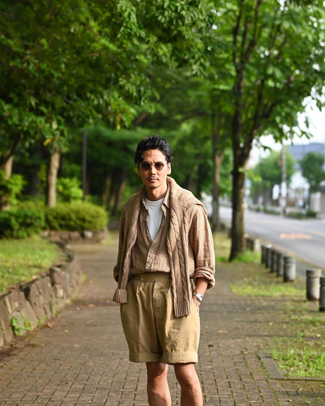 Shuhei Nishiguchiのインスタグラム：「"Summer Relaxing Vibes"◀︎◀︎◀︎7pics 夏日の今日は短パン解禁しました。 東京はまだ梅雨入りしてませんね。  【ITEM】 Shirt： @poloralphlauren  Knit： @poloralphlauren  T-shirt： @beams_f  Shorts： vintage military Sandals： @hermes  Watch： @cartier 80's Eyewear： @matsudaeyewear   #beamsf #effortlesschic #classicmenswear #vintagewatch #vintagefashion #mensweardaily #spezzatura #ootdmen」