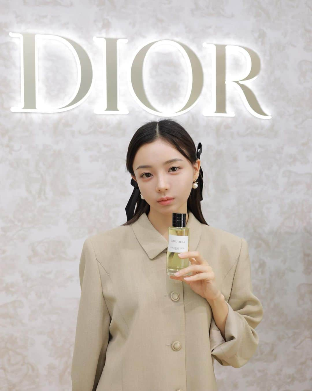 愛甲ひかりのインスタグラム：「For @dior @diorbeauty  Diorから新しく出た香水“ディオリビエラ”のイベントにお邪魔しました👟  イチジクのグリーンな香りとローズの香りが調和していて毎日つけたくなる❤︎   #ルジャルダンディオリビエラ #LEJARDINDIORIVIERA #supportedbydior」