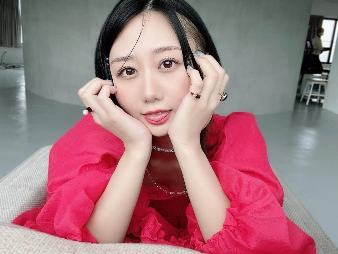 のインスタグラム：「6月になりましたね！  バタバタとした5月が終わり 今年も皆んなと充実した1年が 過ごせるよう、動いてます！  写真のネイル水色なんだけど 赤×水色の組み合わせ可愛くて 好きかも🍒💎」